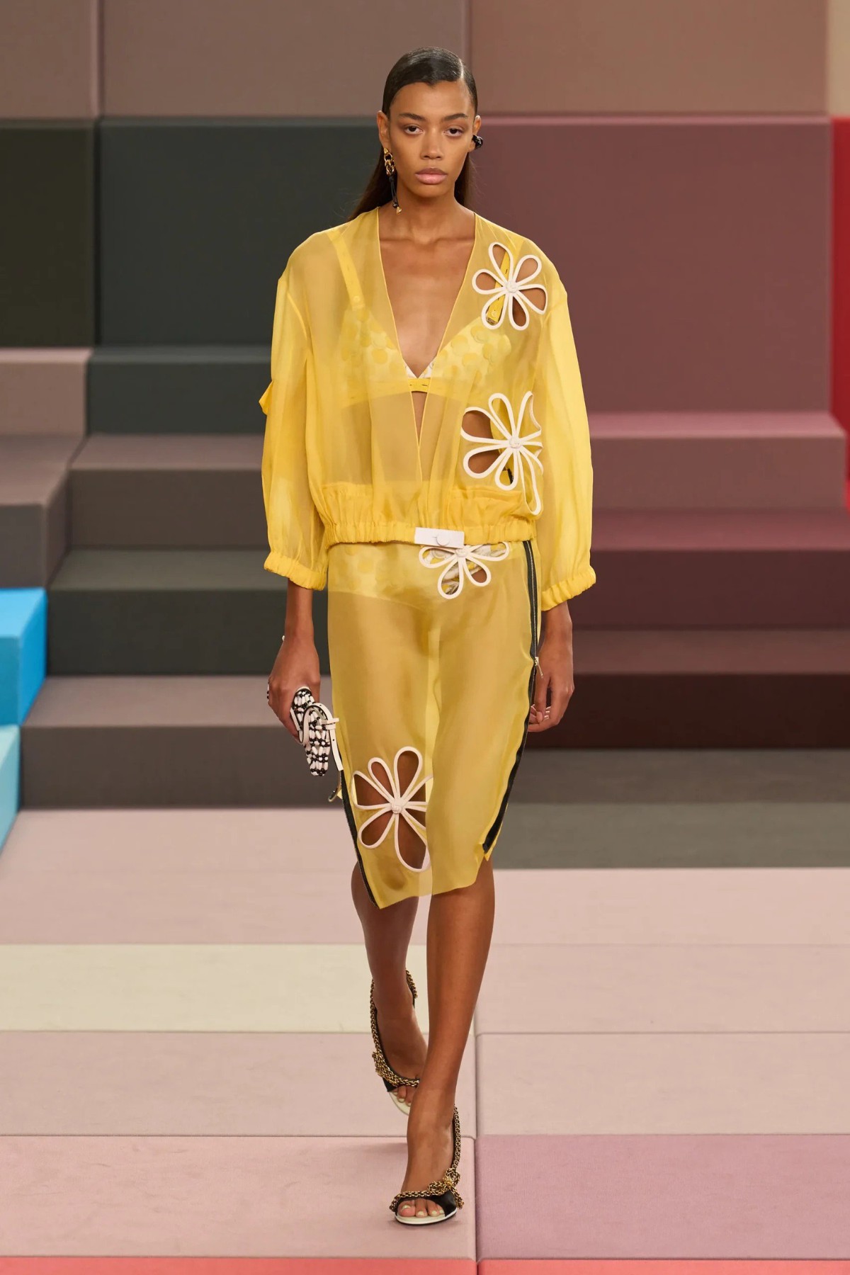 Hinh anh From runway to wardrobe: 3 xu hướng từ sàn diễn giúp định hình tủ đồ mới 11