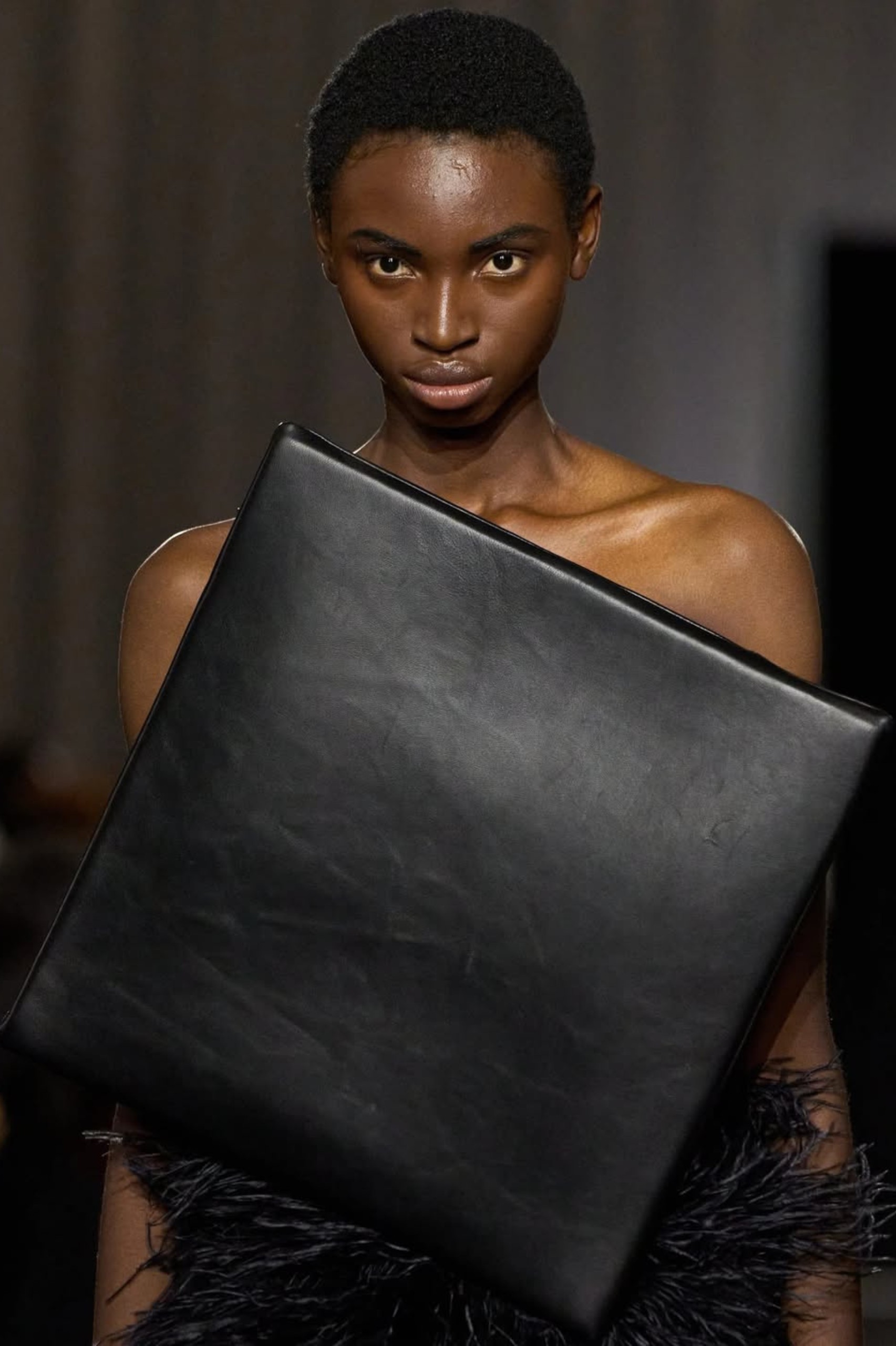 Hinh anh Đâu là những xu hướng làm đẹp được "săn đón" tại Paris Fashion Week 2026?  23