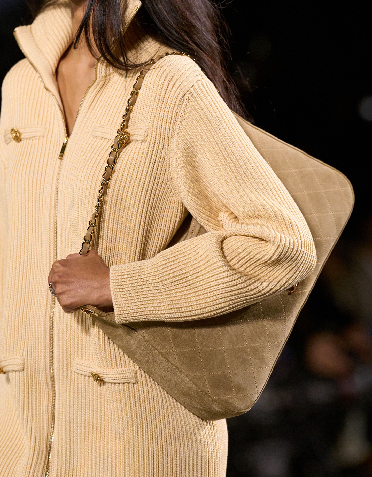 Hinh anh Trong căn hộ của bà có một lớp vải gauze phủ lên tường và được sơn màu vàng. Với tôi, đó là định nghĩa rõ ràng nhất về CHANEL. Bà lấy một thứ rất giản dị rồi thêm vào đó một giá trị mới. Bà lấy trang phục của tầng lớp lao động và chuyển hóa chúng thành sự sang trọng - Matthieu Blazy chia sẻ.&nbsp; 17