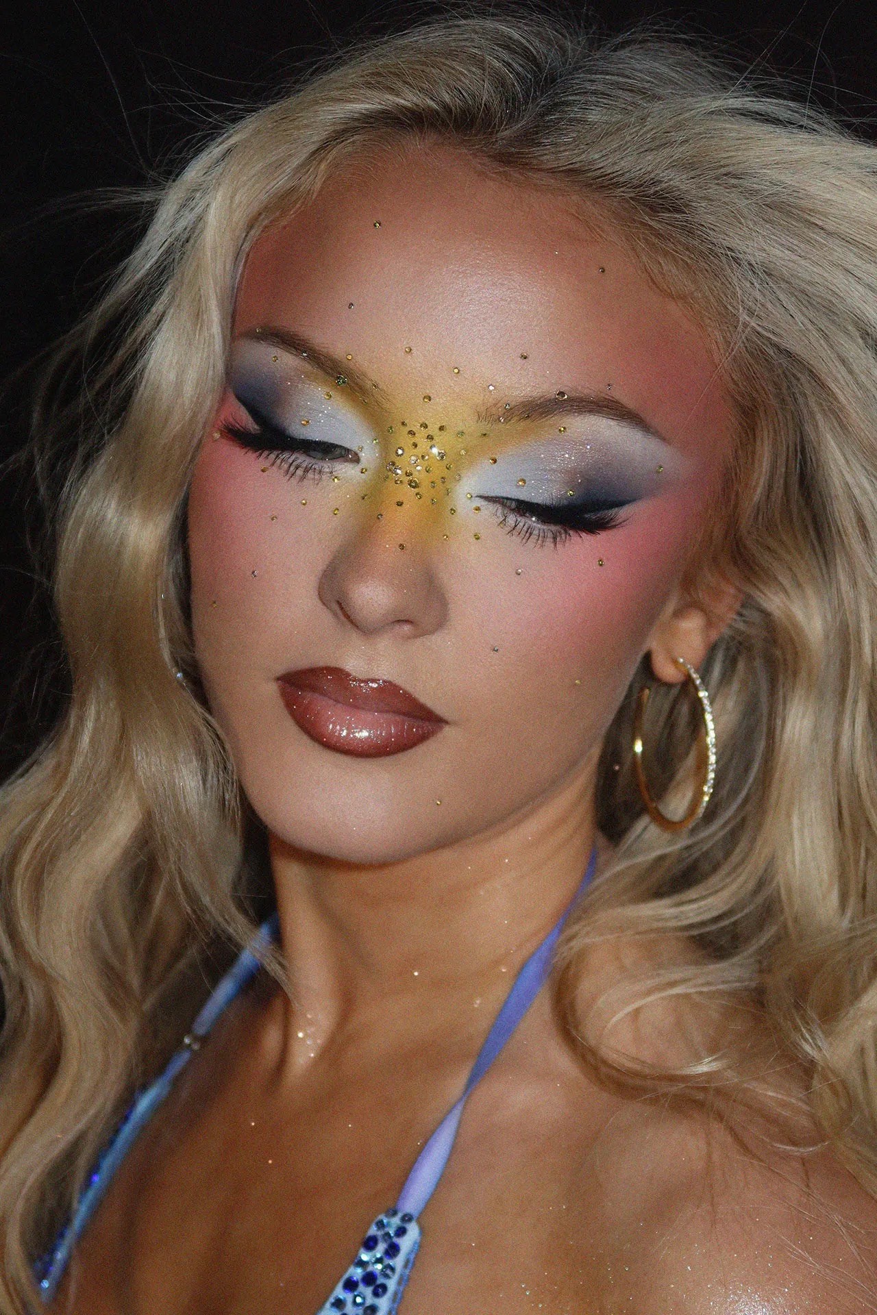 Hinh anh Zara Larsson và sự trở lại của lối trang điểm tối đa 4