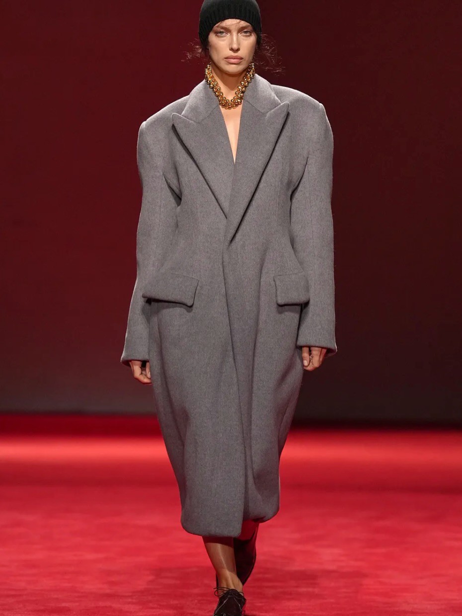 Hinh anh Bottega Vaneta Fall Winter 2026: Thảm đỏ của cấu trúc và chất liệu 9