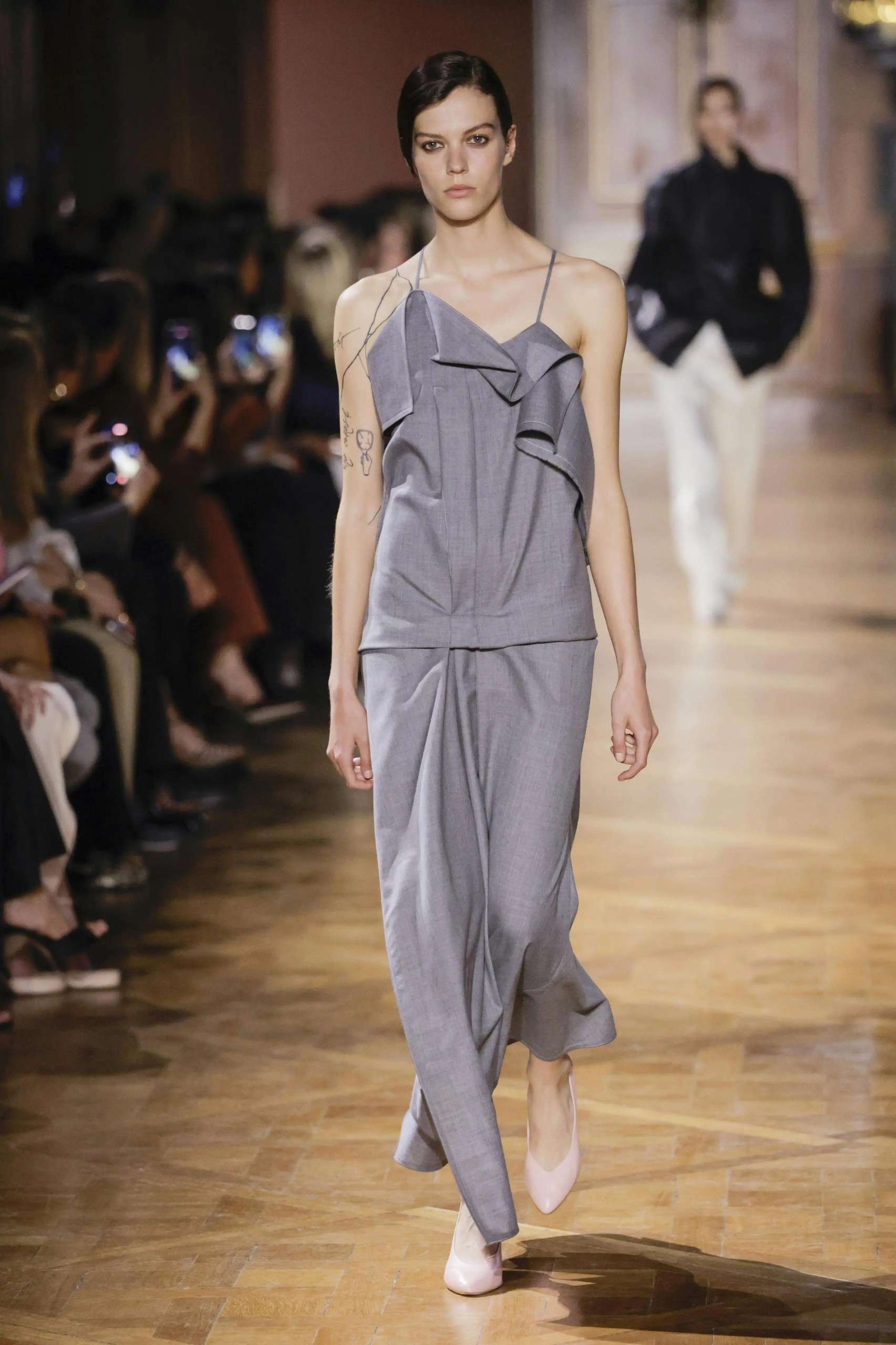 Hinh anh Đâu là những xu hướng làm đẹp được "săn đón" tại Paris Fashion Week 2026?  15