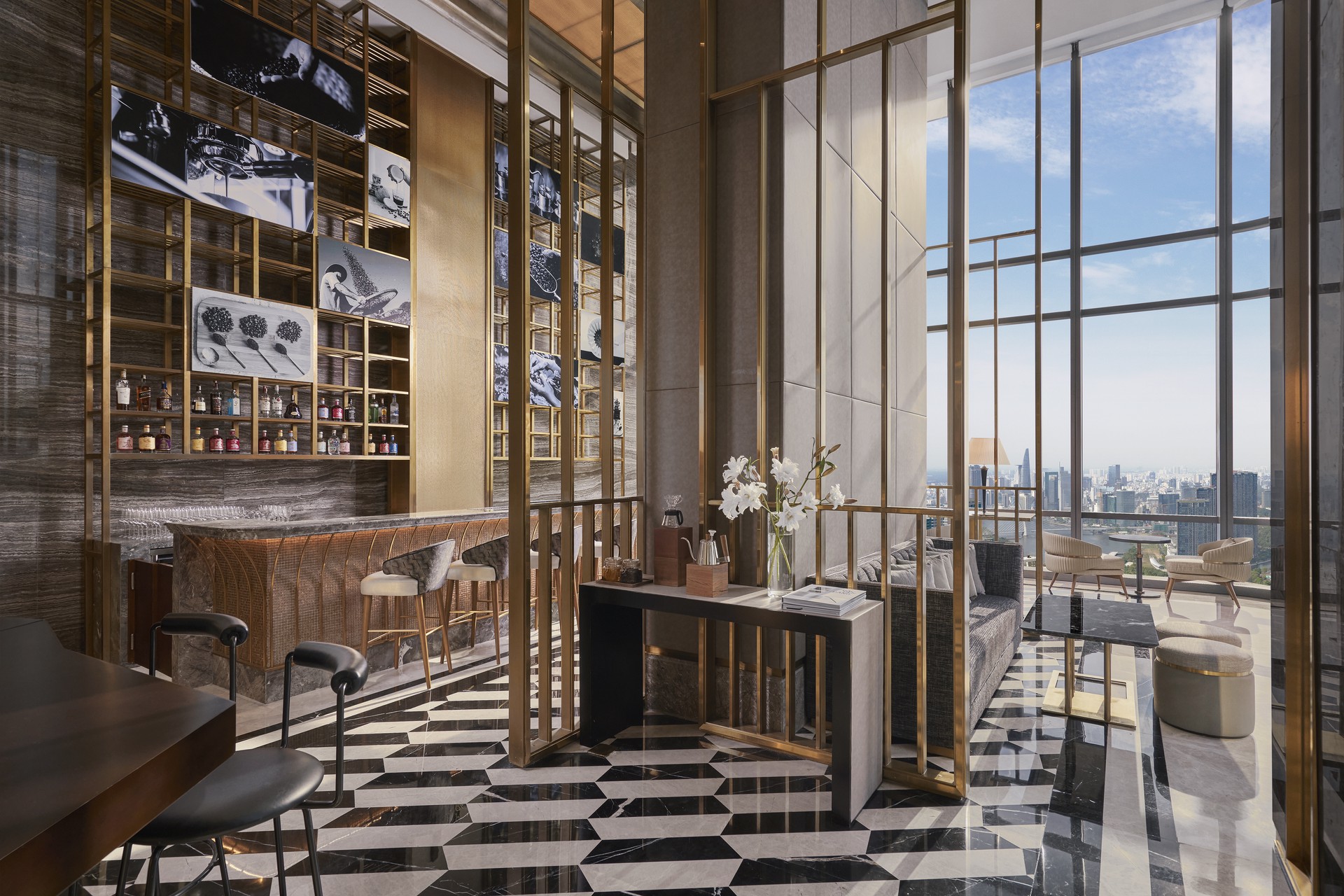 Hinh anh Quỳnh Trang - The Cloud Lounge Manager: Bản lĩnh giữa tầng mây 2