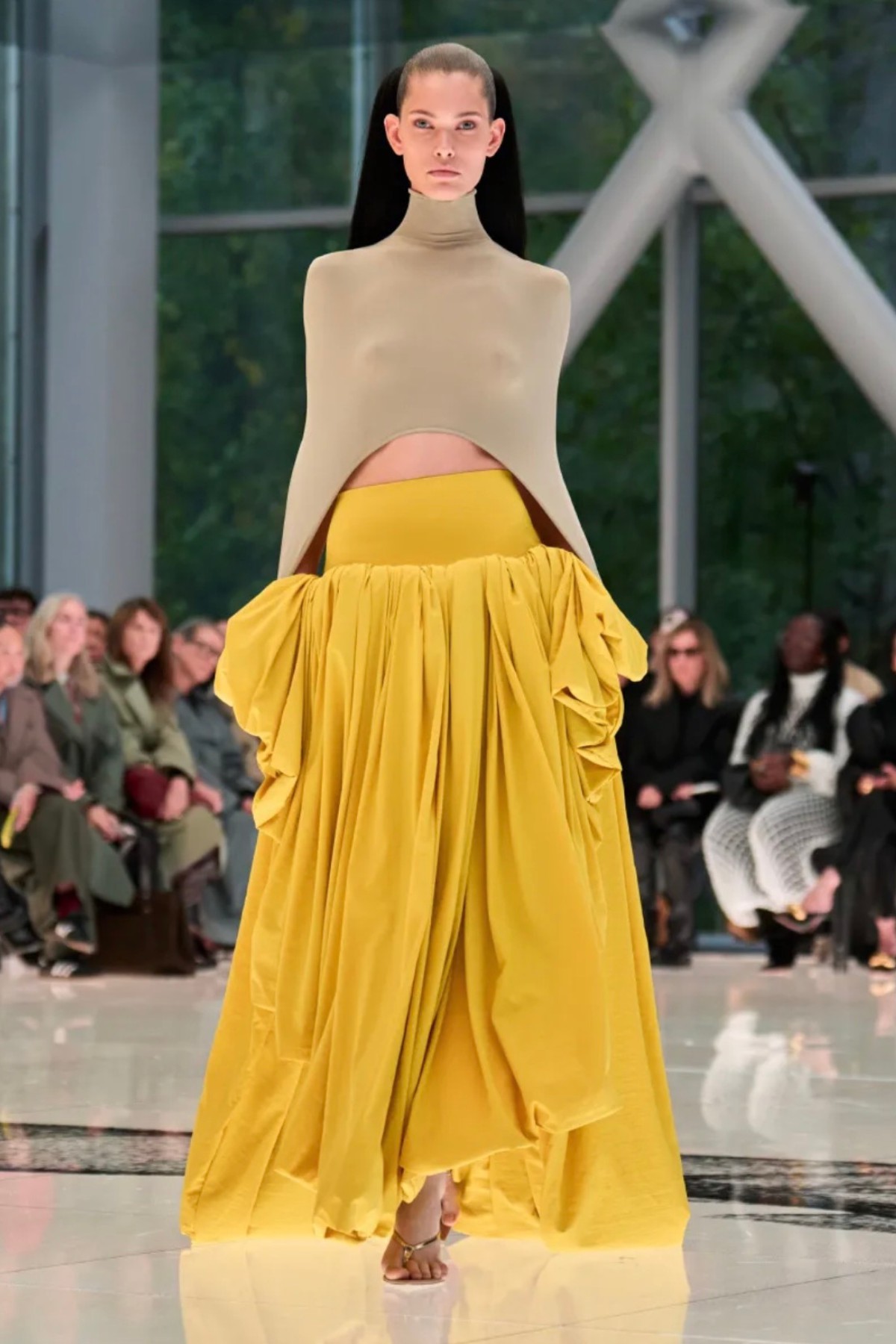 Hinh anh From runway to wardrobe: 3 xu hướng từ sàn diễn giúp định hình tủ đồ mới 3