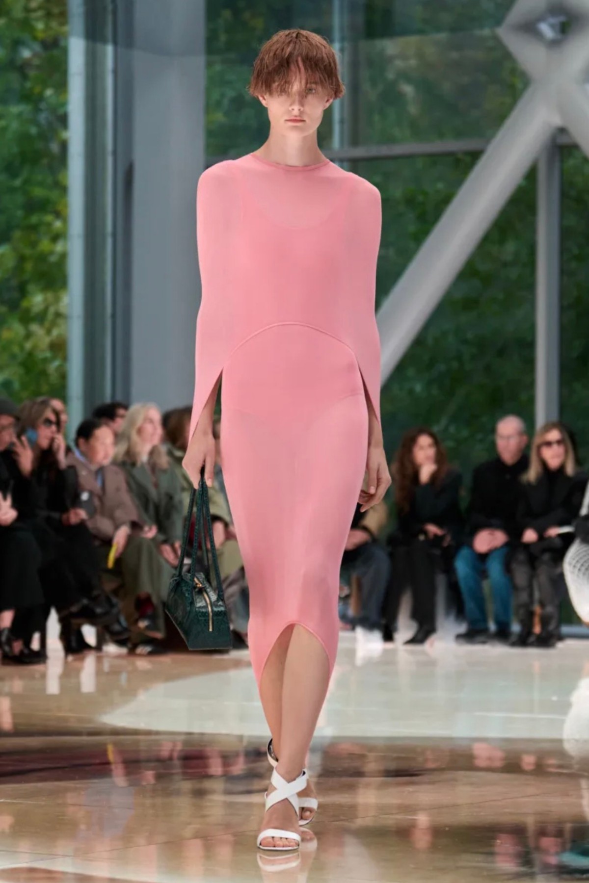 Hinh anh From runway to wardrobe: 3 xu hướng từ sàn diễn giúp định hình tủ đồ mới 6