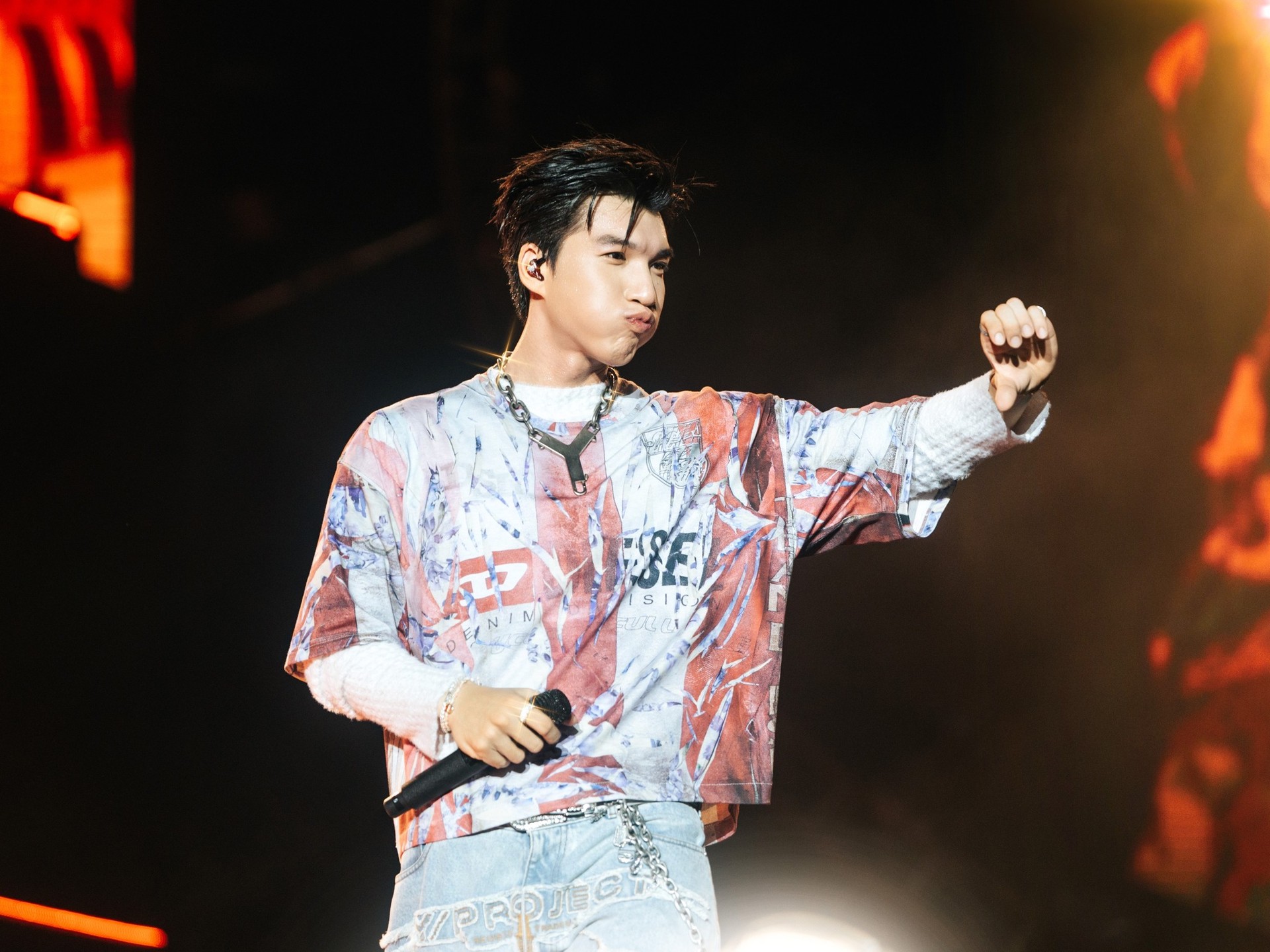 Hinh anh “Mắt nhắm mắt mở” của HIEUTHUHAI: Giữa kỳ vọng và thực tế 4