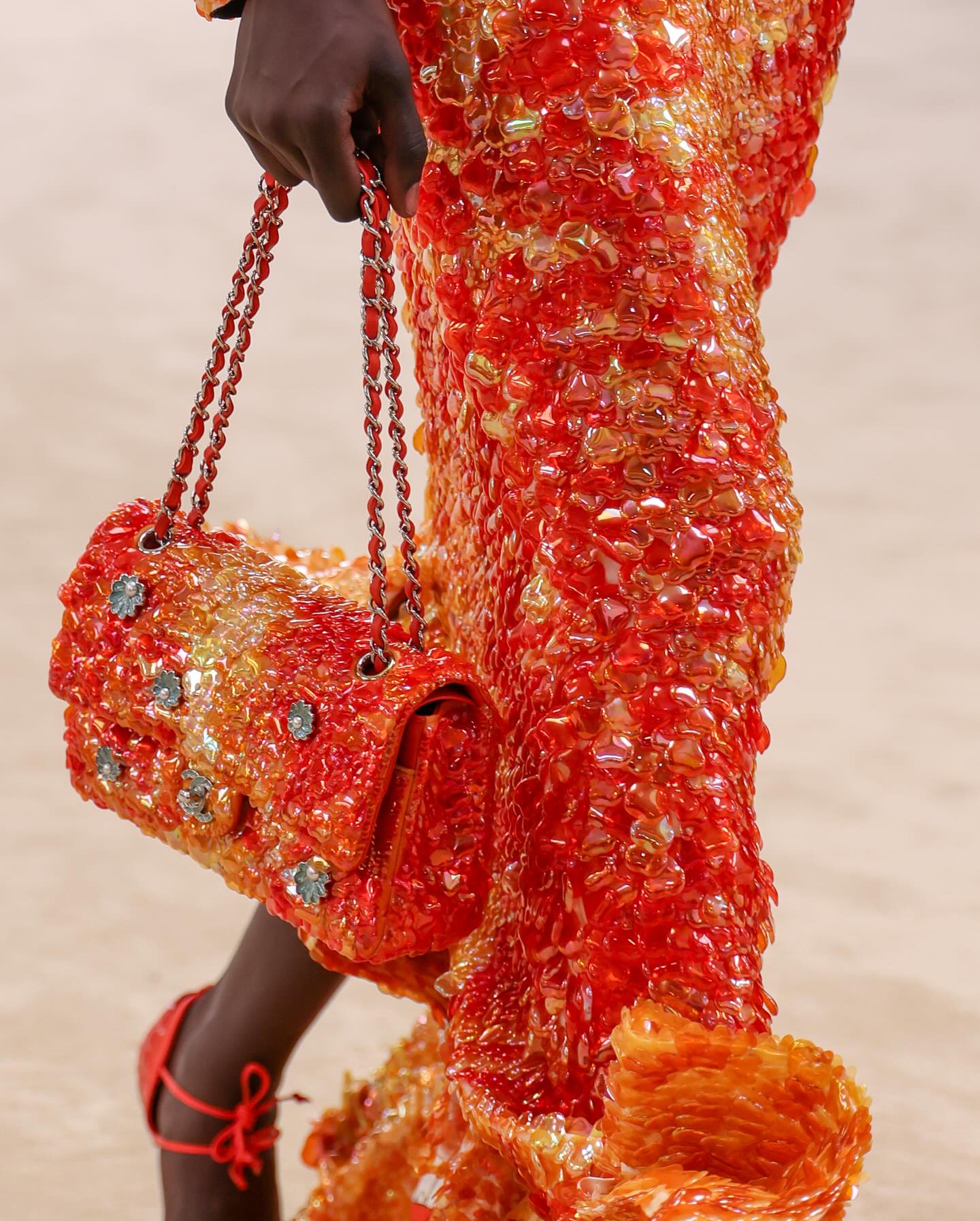 Hinh anh CHANEL Cruise 2026/27: Bản tuyên ngôn tự do từ bệ phóng Biarritz 11