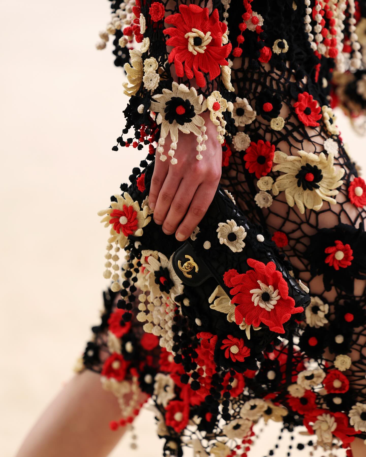 Hinh anh CHANEL Cruise 2026/27: Bản tuyên ngôn tự do từ bệ phóng Biarritz 12