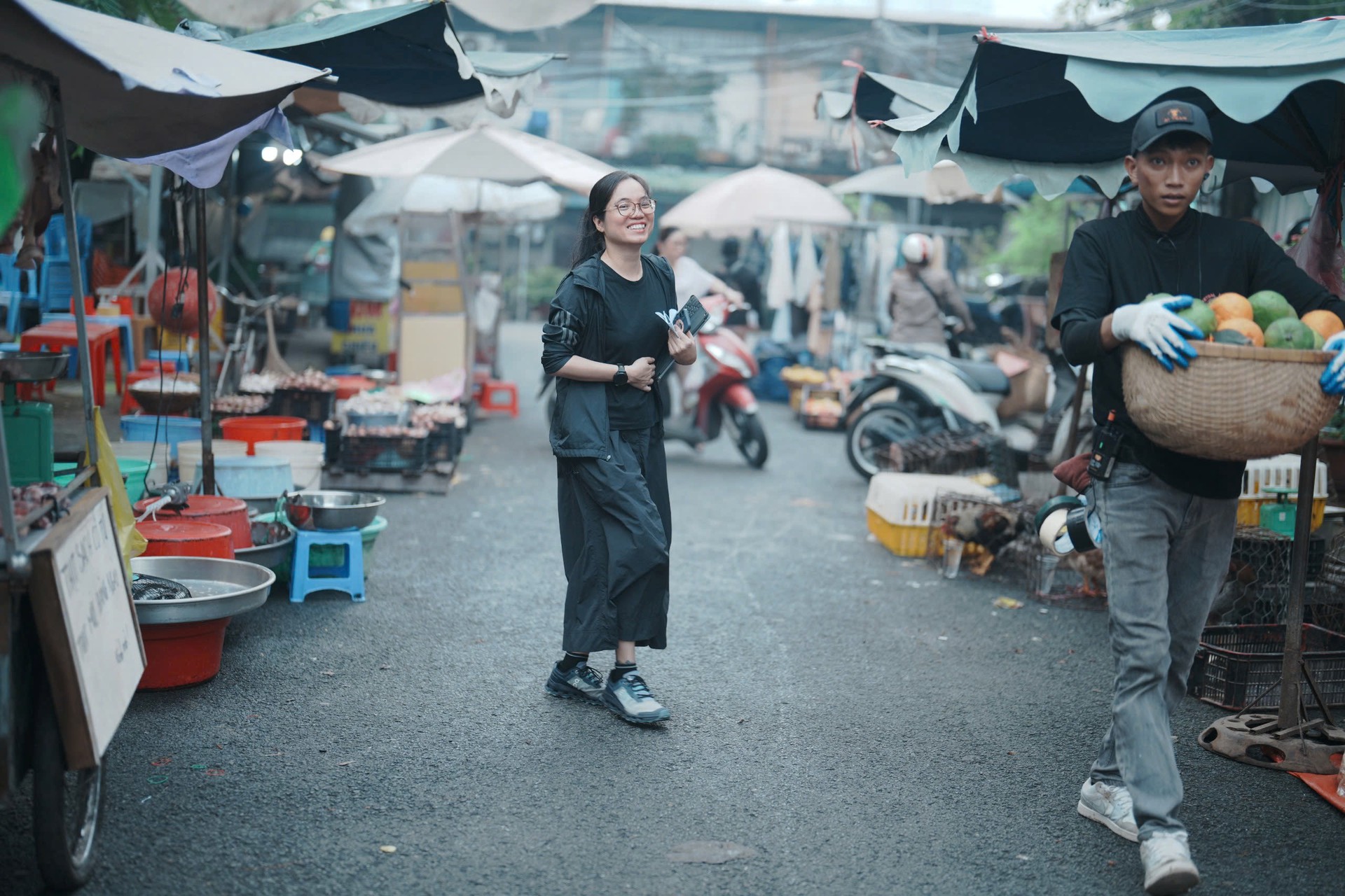 Hinh anh Không ít người định kiến và thực ra là nhiều trường hợp có thật cho thấy, đạo diễn làm truyền hình quá lâu năm khi chuyển sang điện ảnh, chất truyền hình vẫn còn trong phim. Từ trải nghiệm cá nhân, chị nghĩ sao về điều này? 8