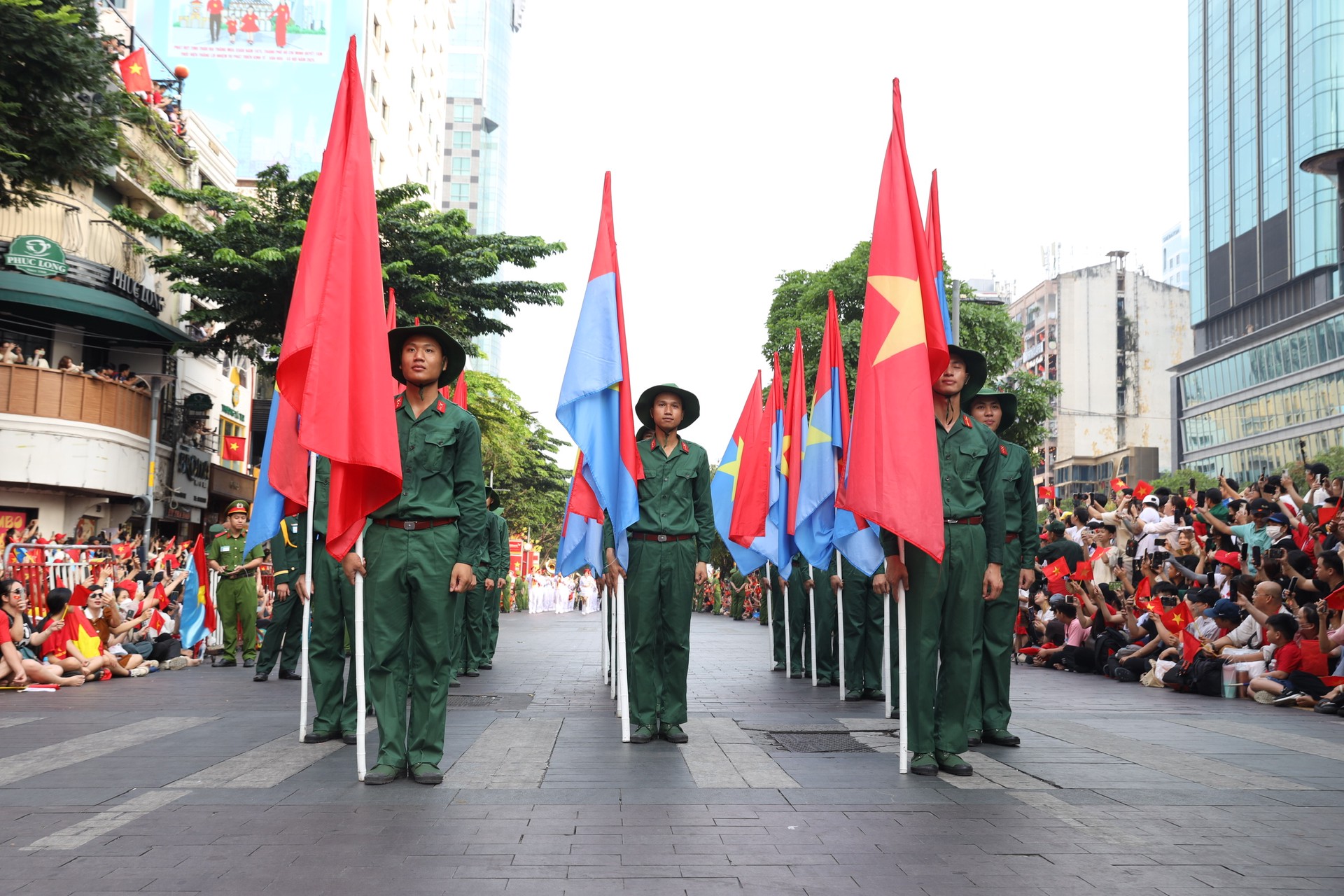 Hinh anh Trở về ngày này năm trước: khi thành phố chuyển mình trong nhịp bước hành quân 1