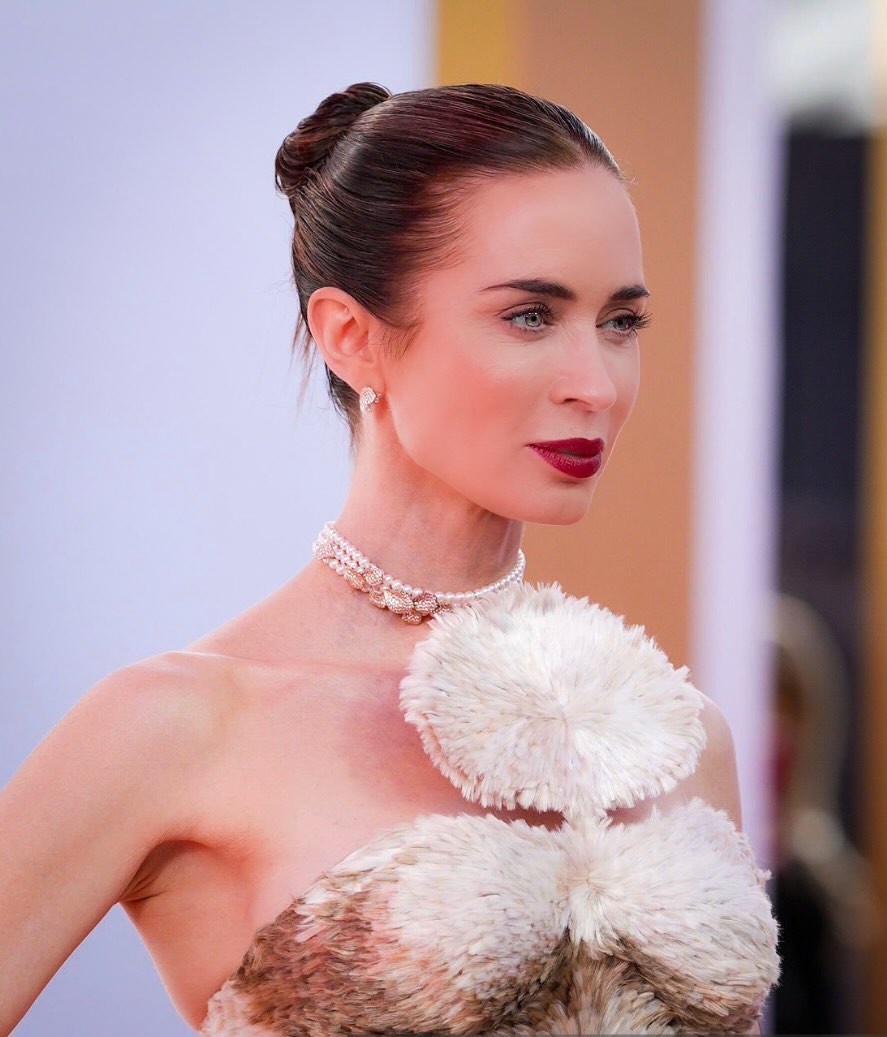 Hinh anh Nữ diễn viên Emily Blunt ‘phủ’ hơn 400 viên ngọc trai trên thảm đỏ The Devil Wears Prada 2 7