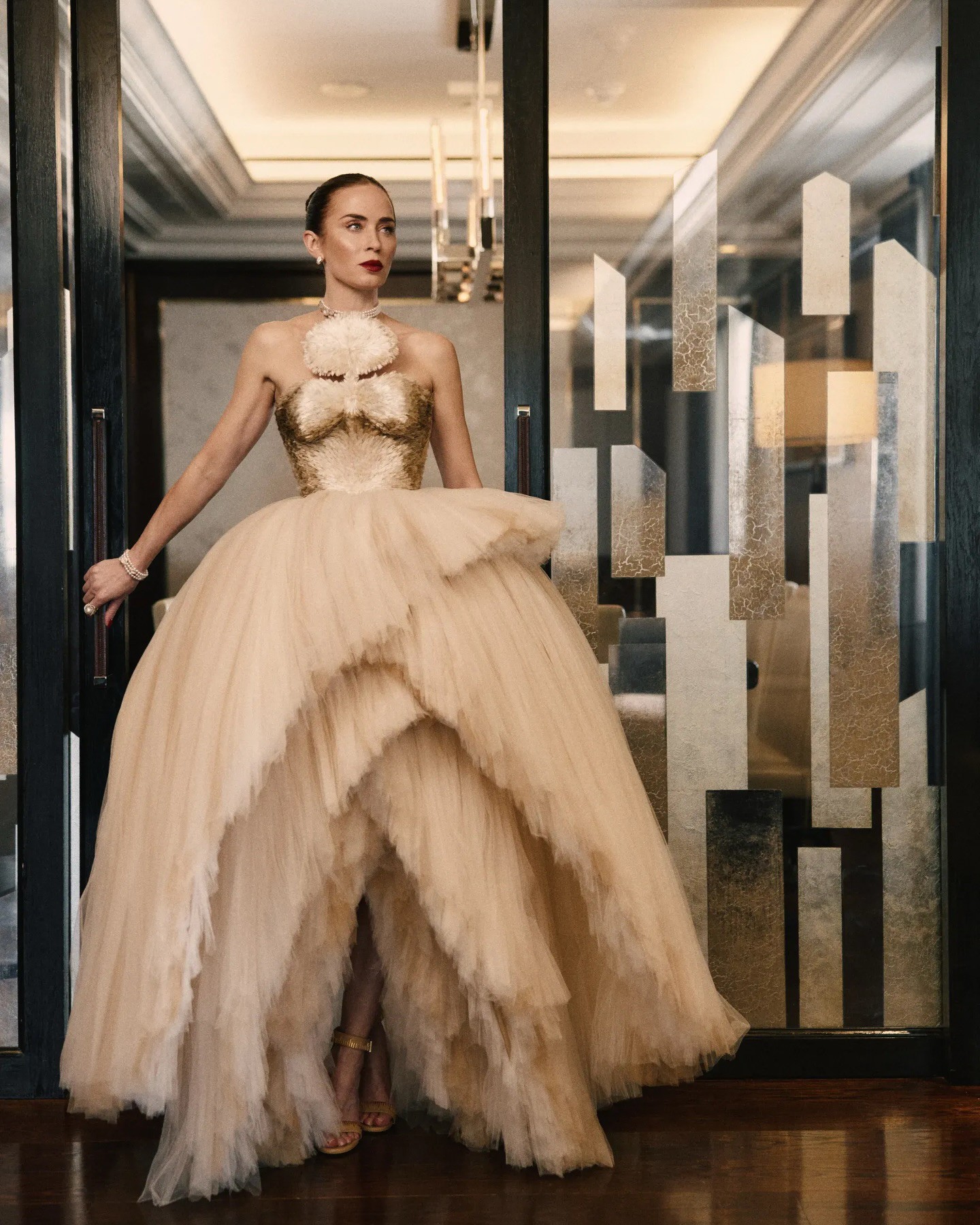 Hinh anh Nữ diễn viên Emily Blunt ‘phủ’ hơn 400 viên ngọc trai trên thảm đỏ The Devil Wears Prada 2 1