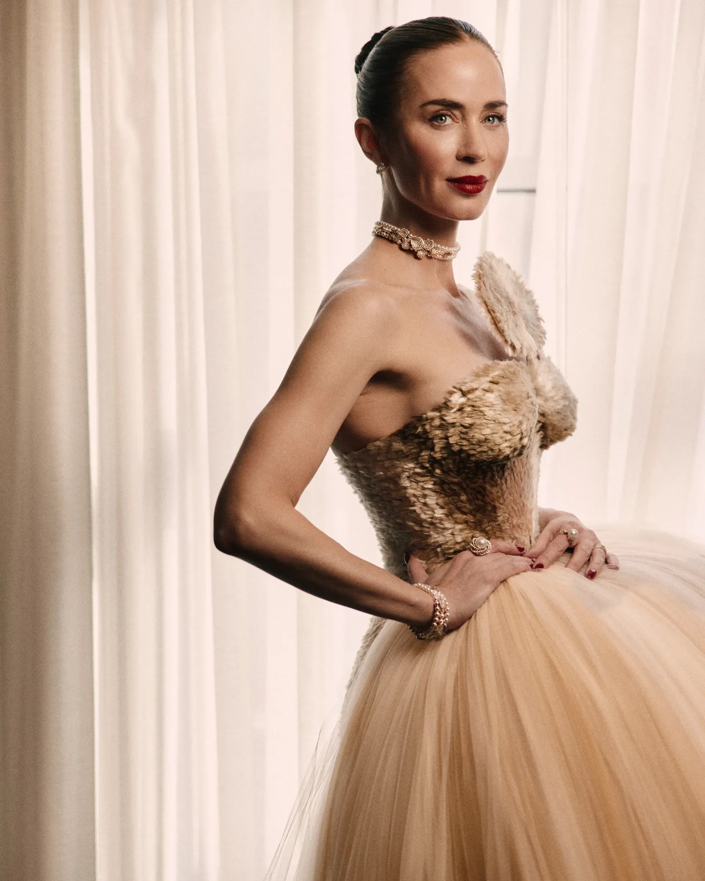 Hinh anh Nữ diễn viên Emily Blunt ‘phủ’ hơn 400 viên ngọc trai trên thảm đỏ The Devil Wears Prada 2 2