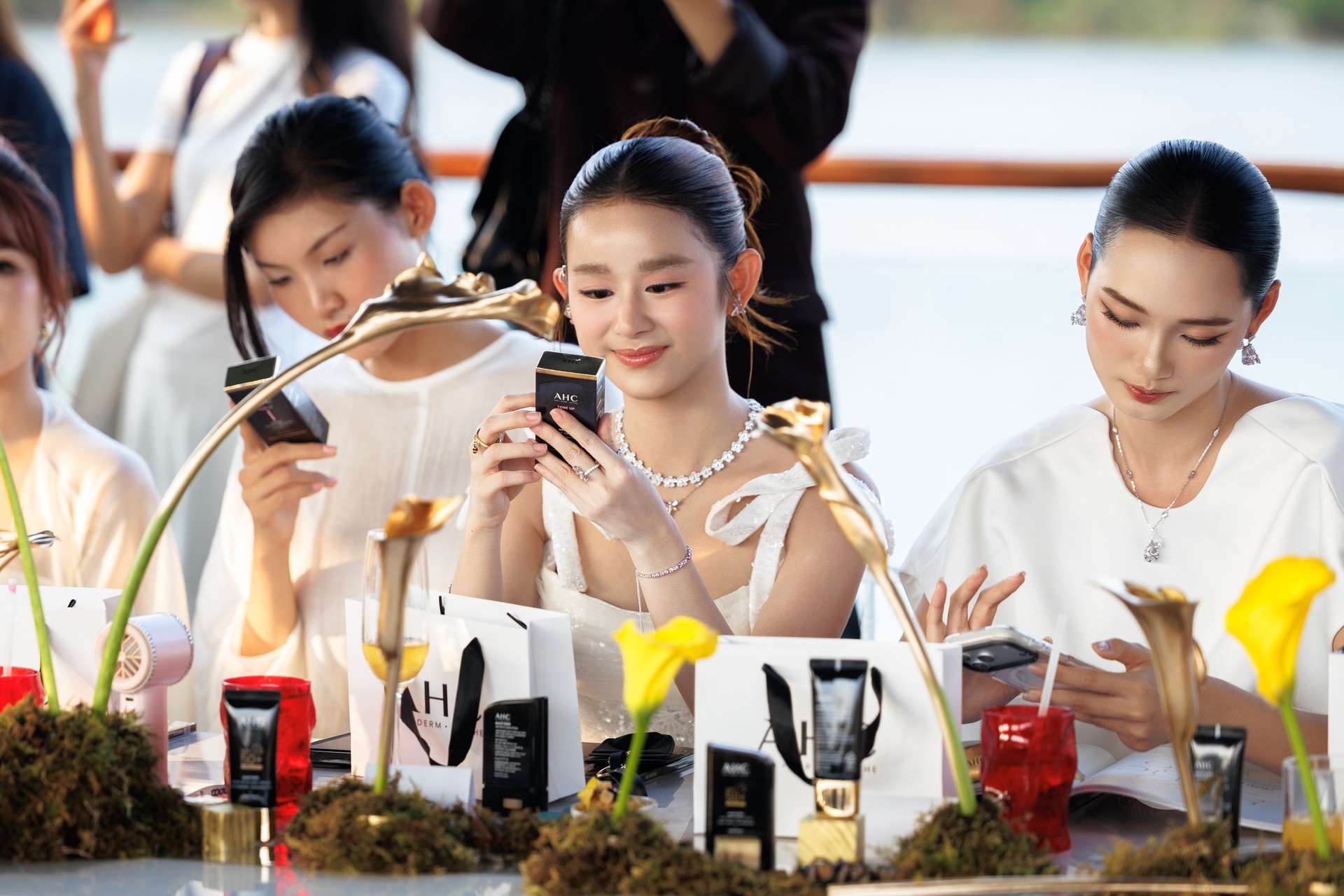 Hinh anh Marie Claire Privé x AHC: Chuyến du ngoạn mùa Hè bắt đầu từ chống nắng 15