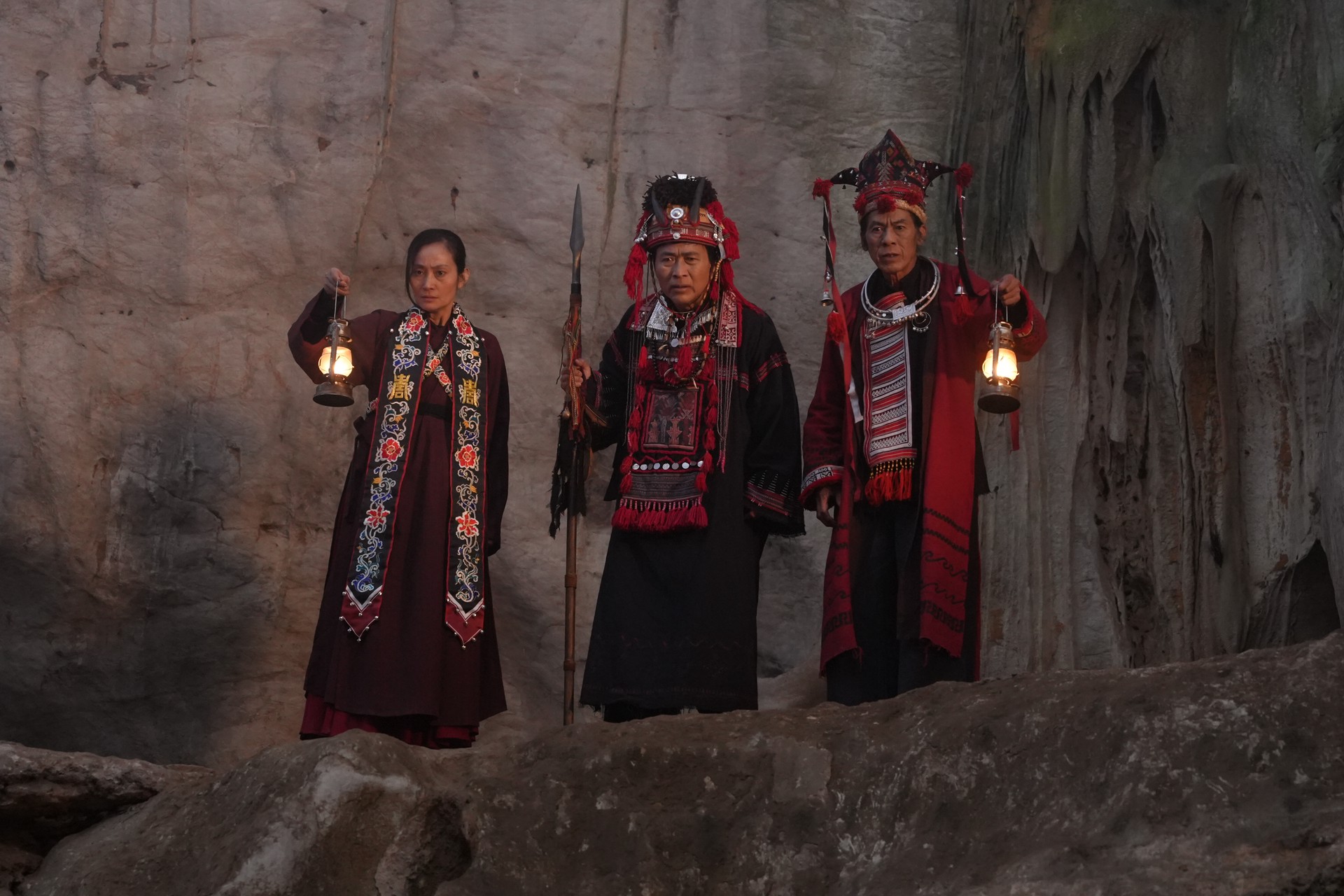 Hinh anh Khi phim ra mắt, tạo hình bà Huỳnh nhận được nhiều phản hồi tích cực từ khán giả là một niềm vui lớn đối với toàn bộ ekip. Đó cũng là sự ghi nhận cho quá trình làm việc rất dài, rất kỹ và đầy tâm huyết của bộ phận hóa trang. 4