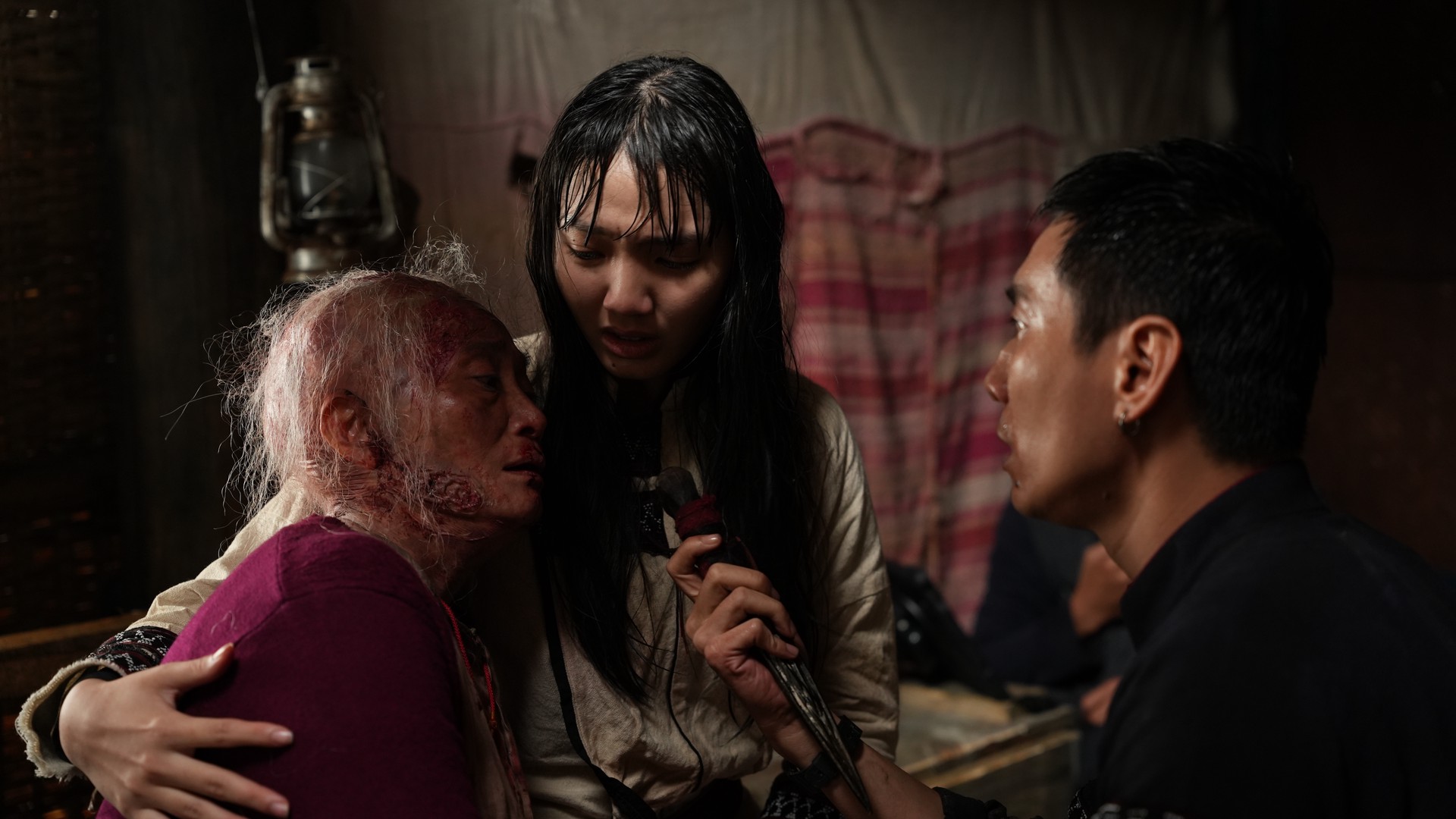 Hinh anh Khi phim ra mắt, tạo hình bà Huỳnh nhận được nhiều phản hồi tích cực từ khán giả là một niềm vui lớn đối với toàn bộ ekip. Đó cũng là sự ghi nhận cho quá trình làm việc rất dài, rất kỹ và đầy tâm huyết của bộ phận hóa trang. 1