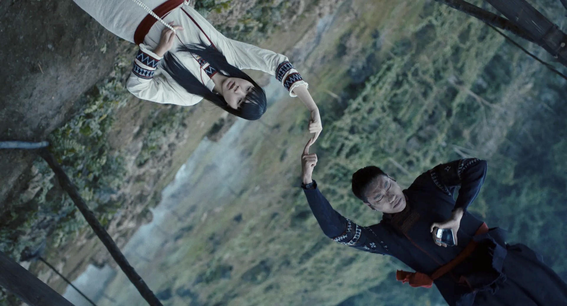 Hinh anh Khi phim ra mắt, tạo hình bà Huỳnh nhận được nhiều phản hồi tích cực từ khán giả là một niềm vui lớn đối với toàn bộ ekip. Đó cũng là sự ghi nhận cho quá trình làm việc rất dài, rất kỹ và đầy tâm huyết của bộ phận hóa trang. 3