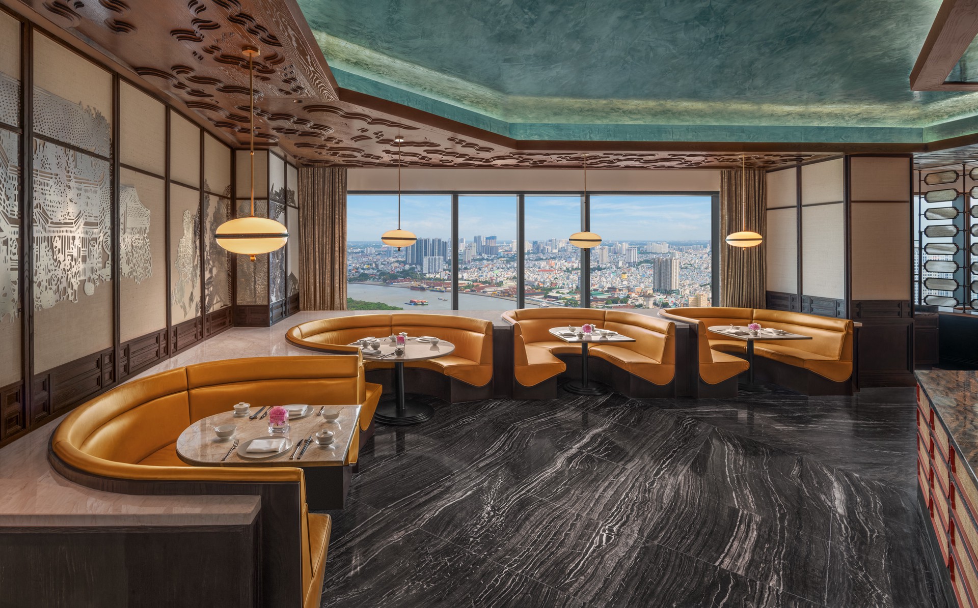 Hinh anh Sài Gòn tháng Tư: Chút vị hạ nồng nàn và những cuộc hẹn trên cao 3