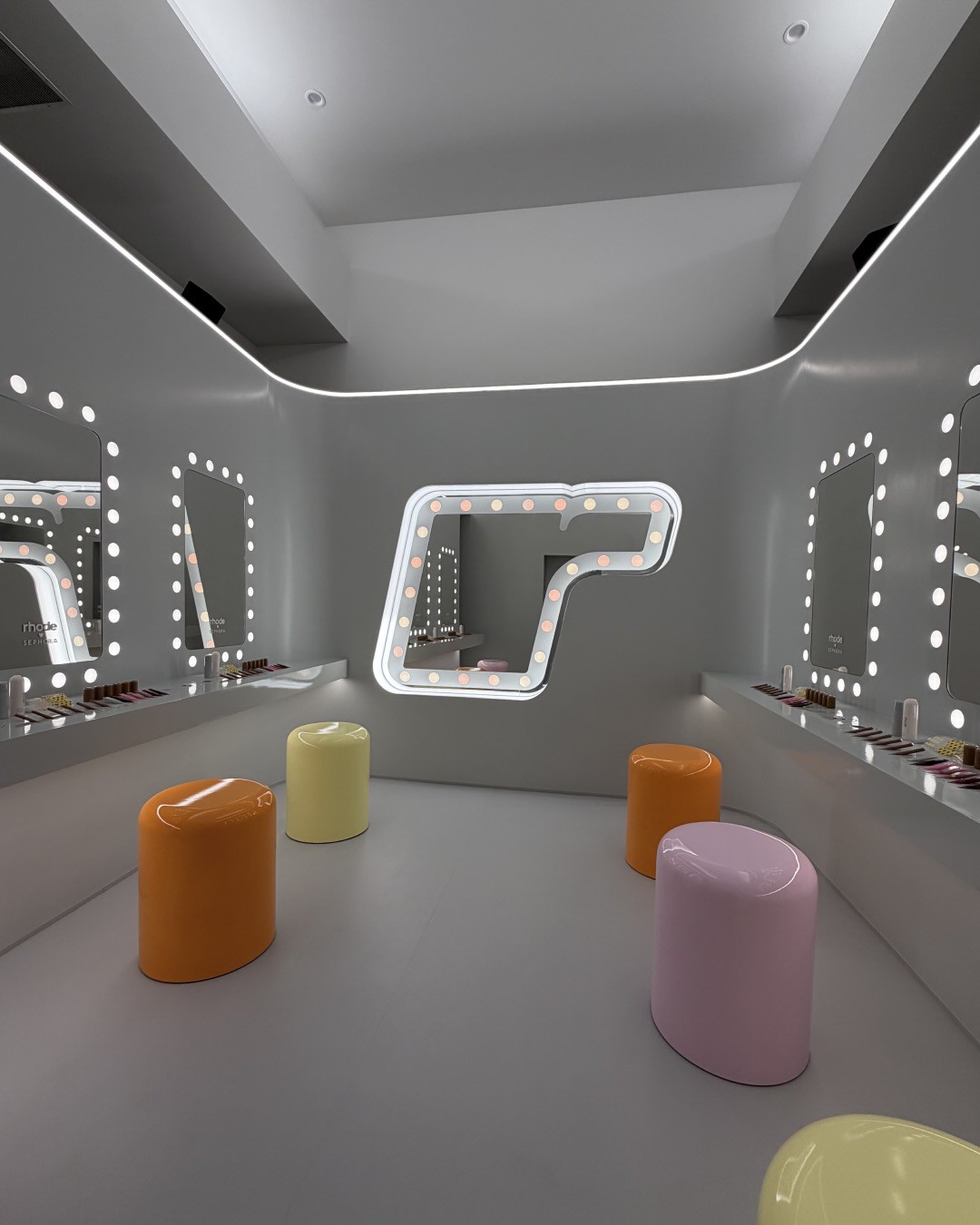 Hinh anh Rhode World và sức hút của nhà Bieber tại Coachella 2026 3