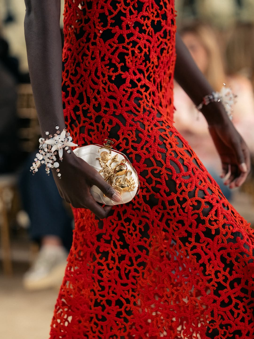 Hinh anh CHANEL Cruise 2026/27: Bản tuyên ngôn tự do từ bệ phóng Biarritz 21