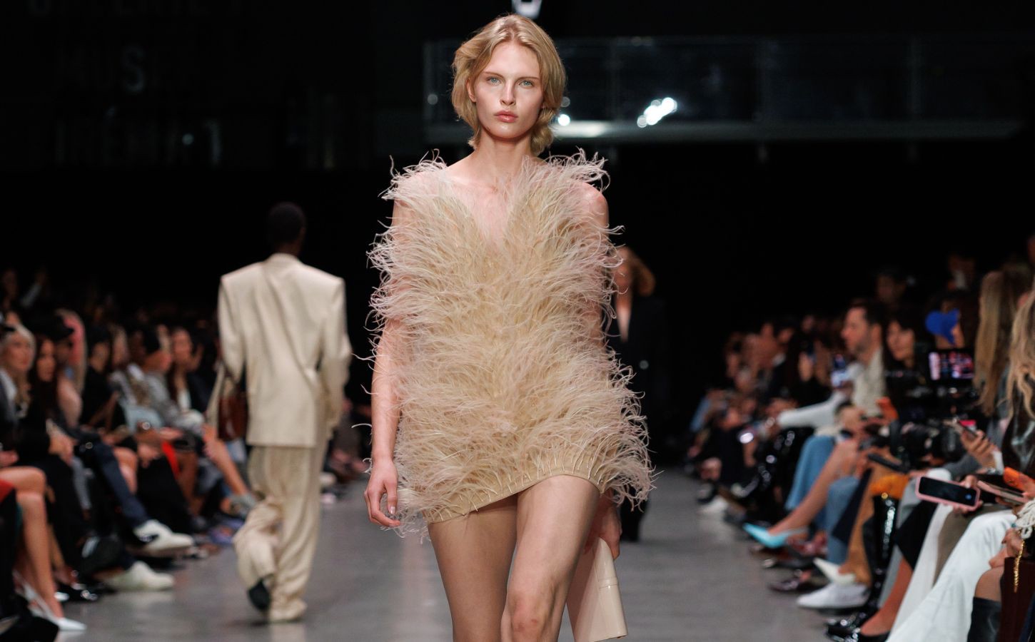 Hinh anh Thời trang hậu “cấm lông thú”: Lông vũ, lông cừu và lông ngựa lên ngôi 9
