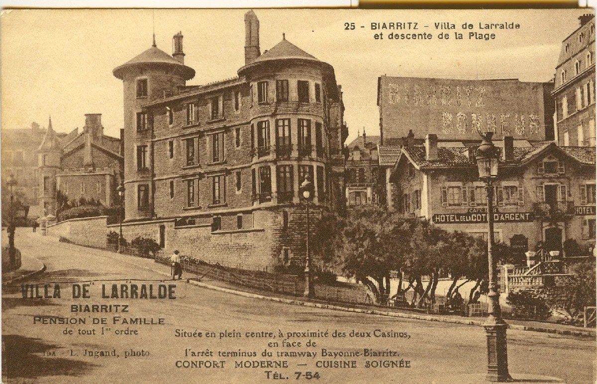 Hinh anh Biarritz đã trở thành một phần không thể thay thế trong lịch sử CHANEL. Chúng tôi rất hân hạnh khi Matthieu Blazy lựa chọn vùng đất thân thuộc này để gửi gắm tầm nhìn đầu tiên của anh cho bộ sưu tập Cruise. 1