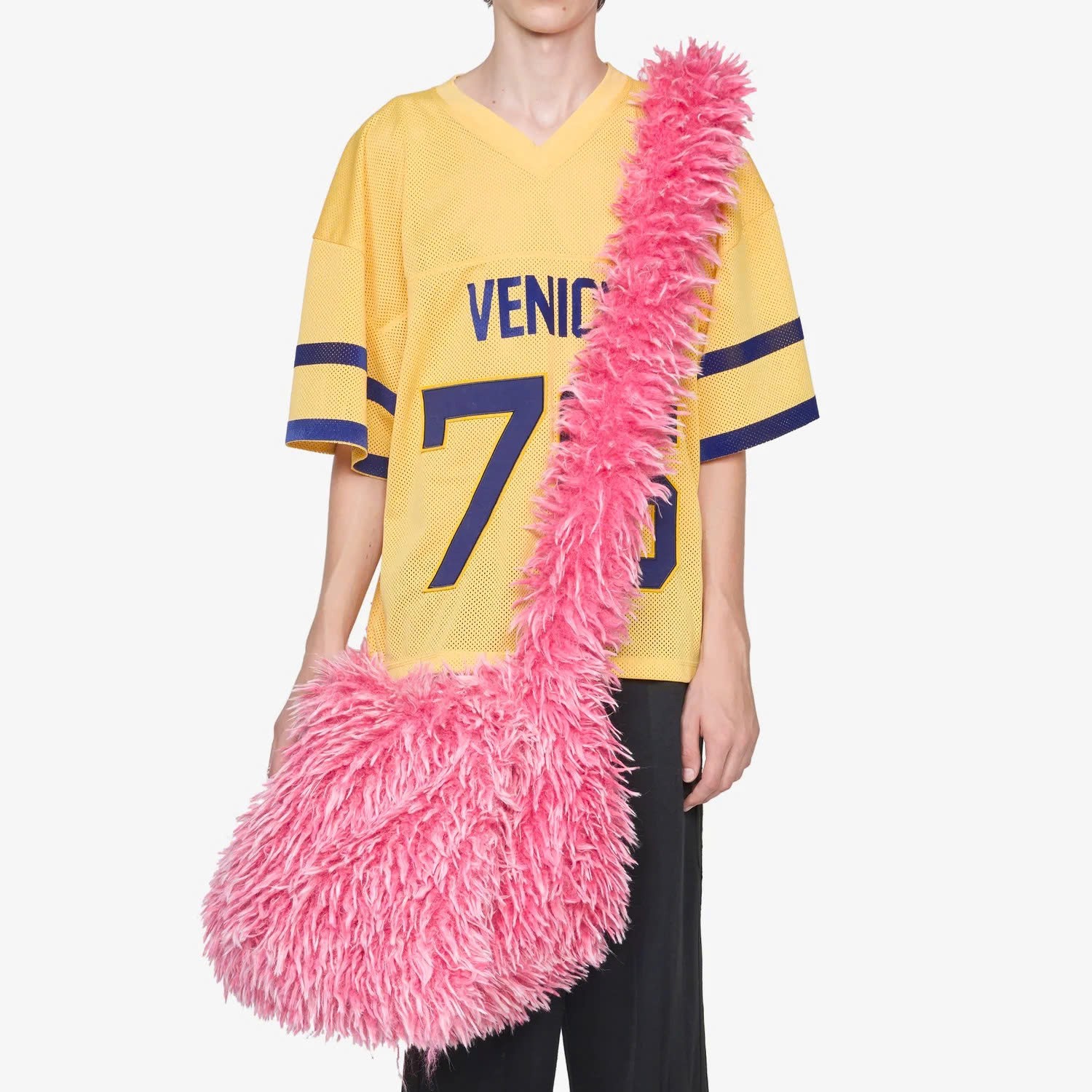 Hinh anh Thời trang hậu “cấm lông thú”: Lông vũ, lông cừu và lông ngựa lên ngôi 6