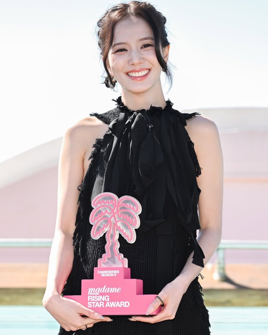 Hinh anh Dior và ngôn ngữ tối giản của Jisoo tại Canneseries 2026 3