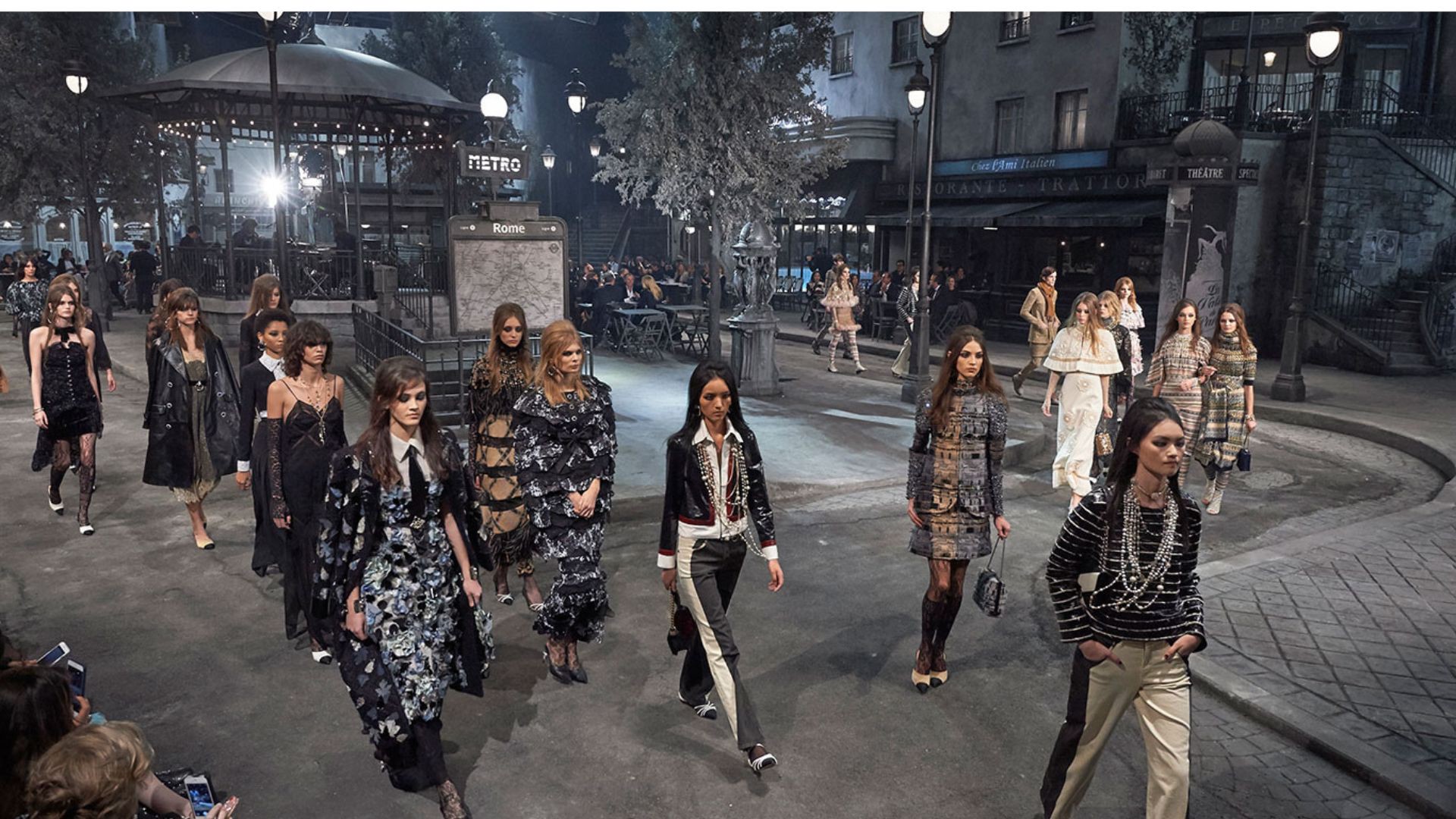 Hinh anh Chanel đặt Métiers d’art 2027 giữa những bóng đổ cổ điển của Rome 2