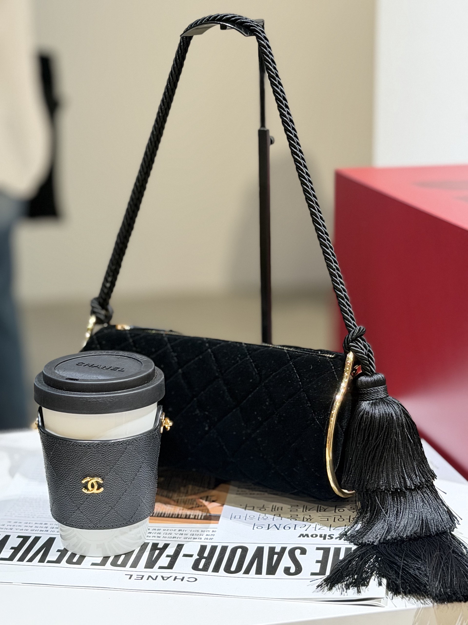Hinh anh CHANEL Métiers d’art 2026 tại Seoul: Cuộc “di cư” của hệ phụ kiện CHANEL vào lòng đô thị  6