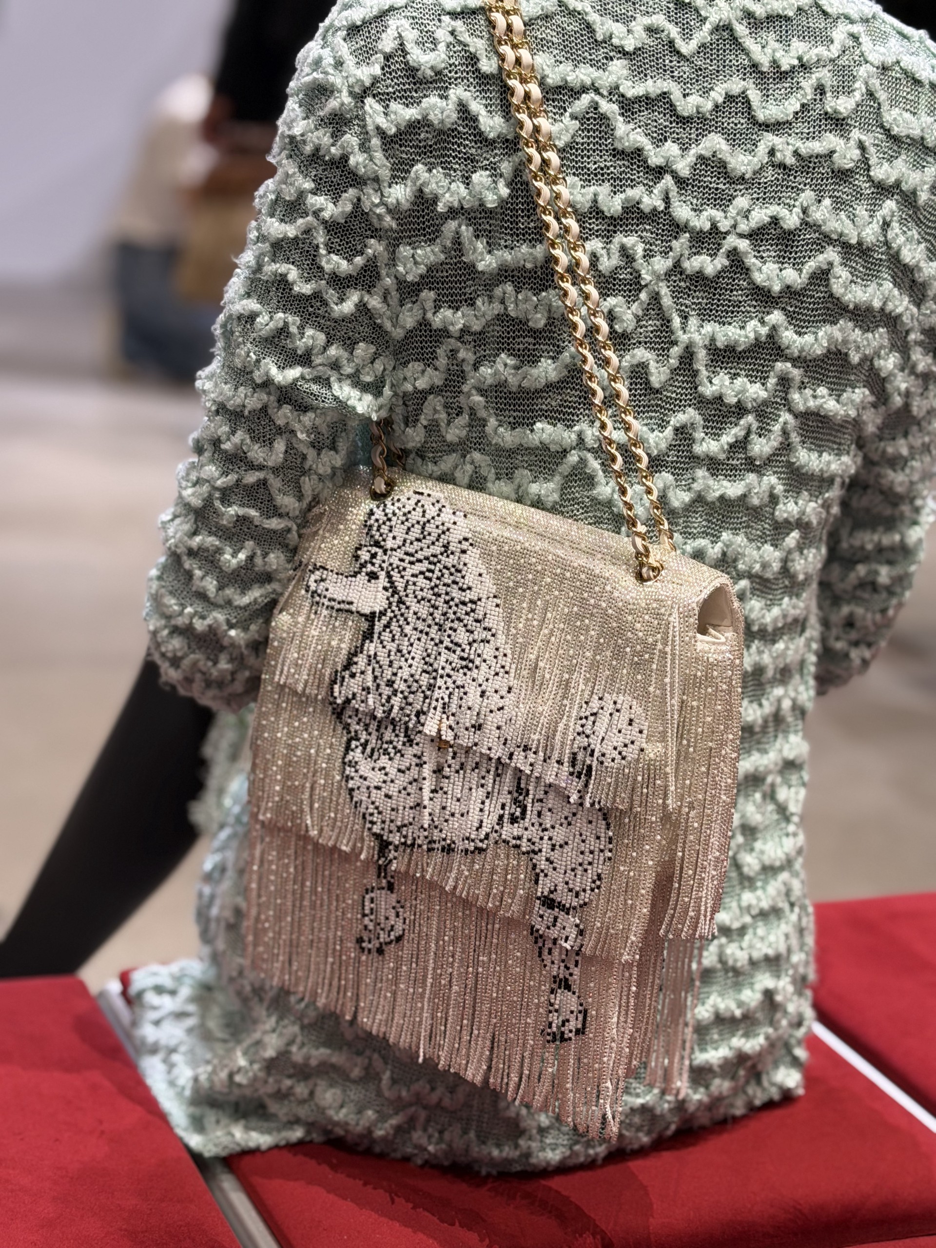 Hinh anh CHANEL Métiers d’art 2026 tại Seoul: Cuộc “di cư” của hệ phụ kiện CHANEL vào lòng đô thị  5