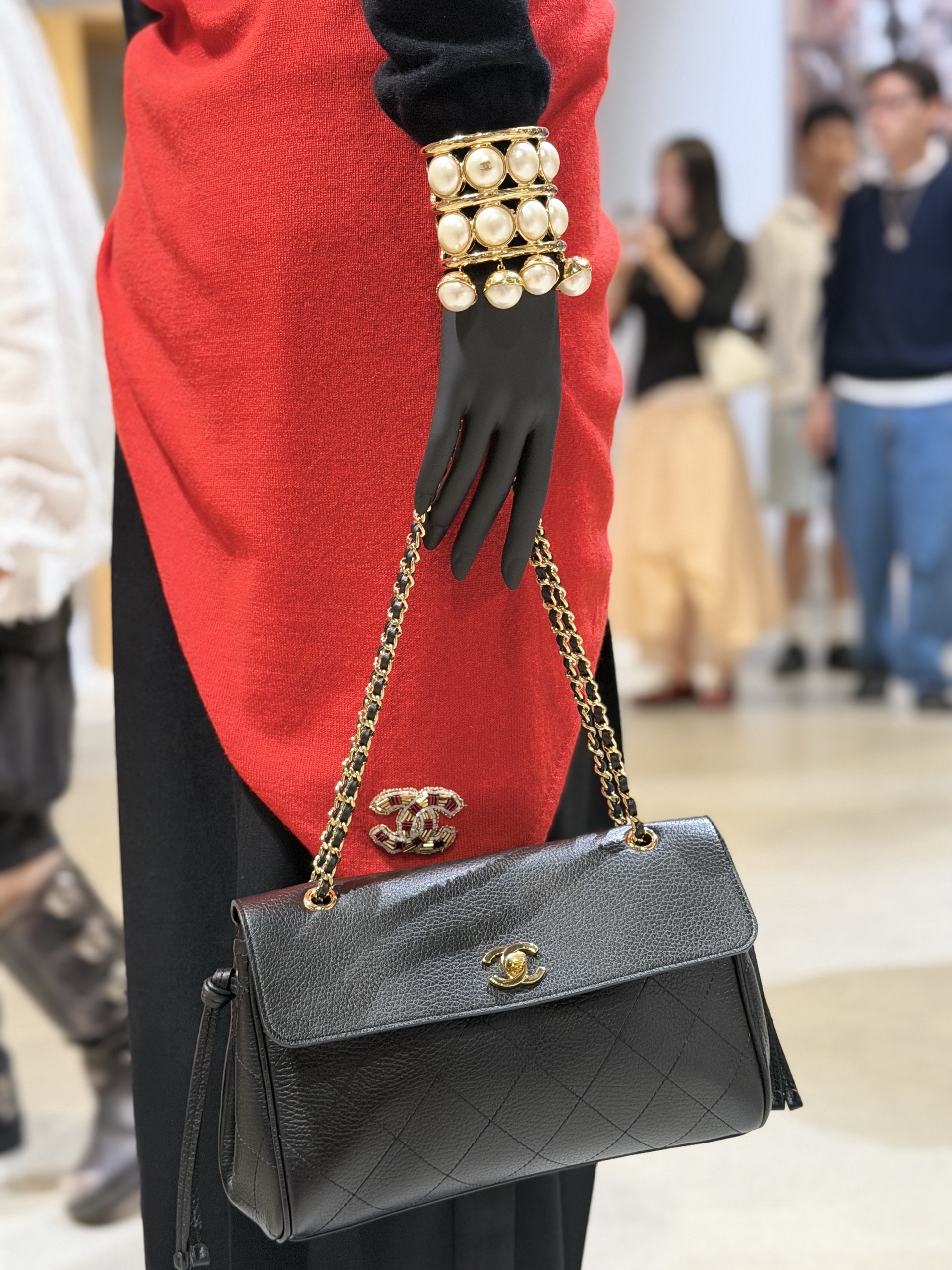 Hinh anh CHANEL Métiers d’art 2026 tại Seoul: Cuộc “di cư” của hệ phụ kiện CHANEL vào lòng đô thị  9