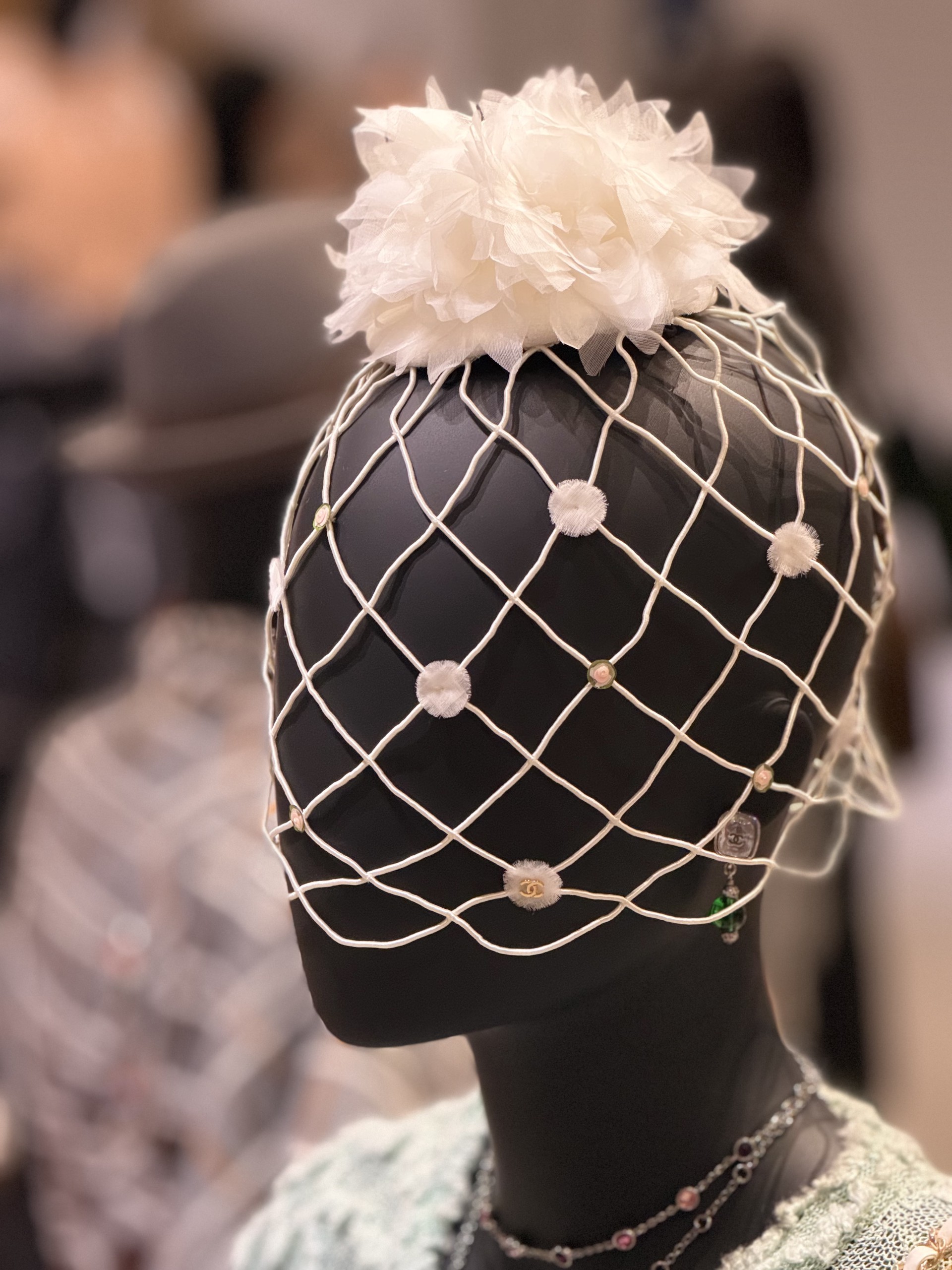 Hinh anh CHANEL Métiers d’art 2026 tại Seoul: Cuộc “di cư” của hệ phụ kiện CHANEL vào lòng đô thị  12