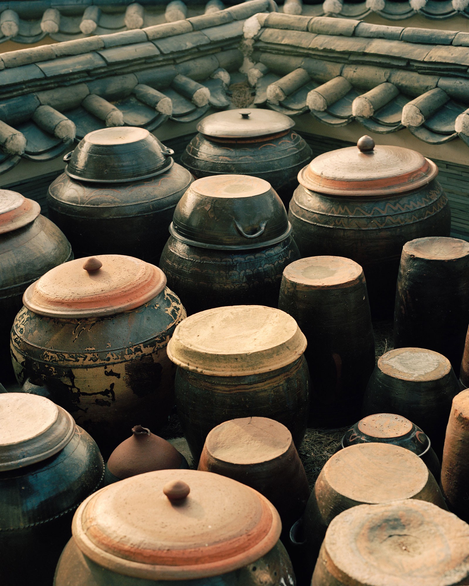 Hinh anh Trước khi chiêm ngưỡng bộ sưu tập Métiers d’art của Matthieu Blazy, khách mời đã được đưa vào đúng trạng thái cảm xúc mà CHANEL muốn thiết lập: sự tập trung gần như tuyệt đối vào savoir-faire, vào độ tinh xảo của kỹ nghệ chế tác và vẻ đẹp của những giá trị được tạo nên bằng bàn tay con người. 3