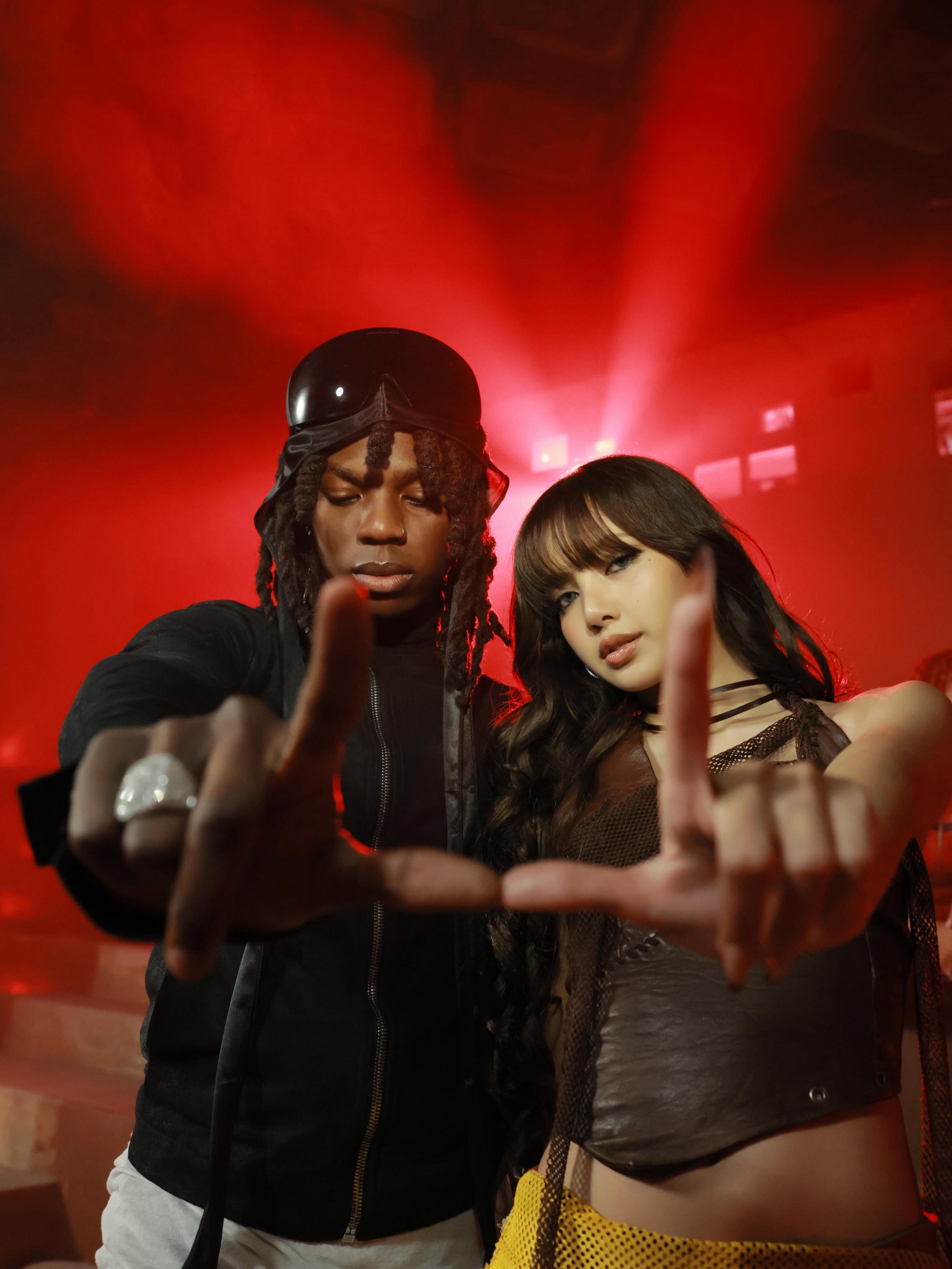 Hinh anh LISA mang tinh thần K-pop hòa vào nhịp đập World Cup 2026 qua “Goals” 3