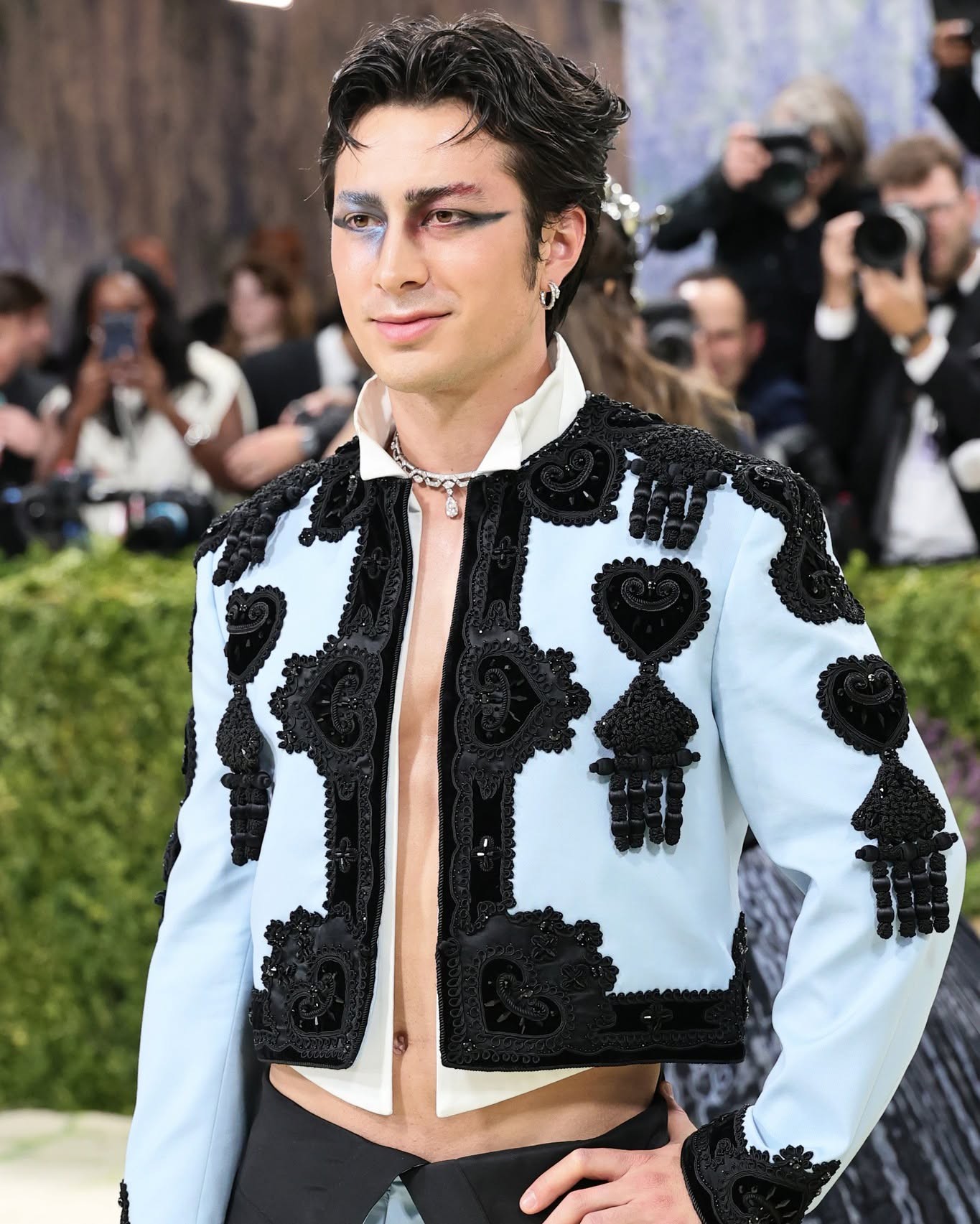 Hinh anh Chủ đề “Costume Art” được diễn giải như thế nào qua các lớp trang điểm tại Met Gala 2026? 8