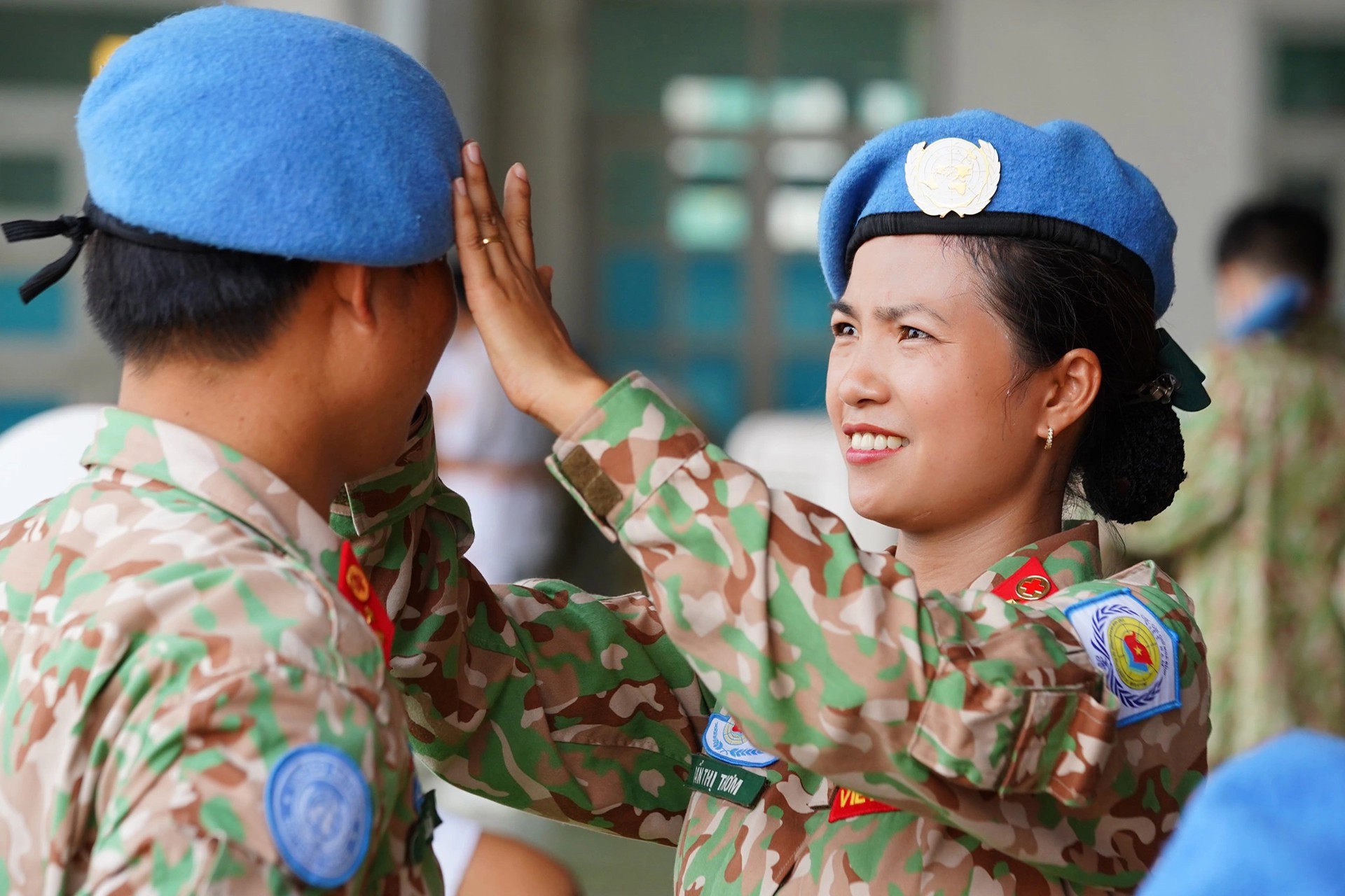 Hinh anh Những người phụ nữ Việt mang hòa bình bước vào vùng chiến sự 2