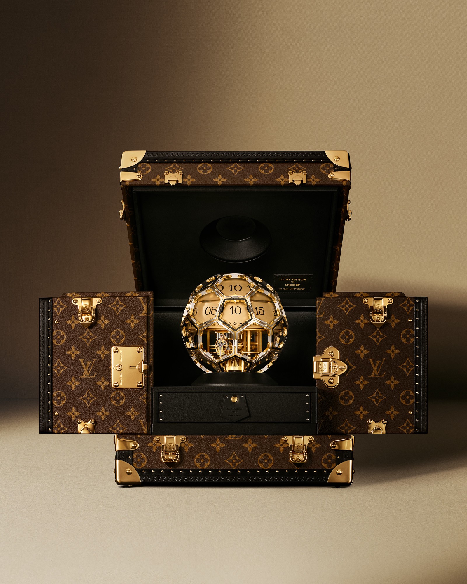 Hinh anh Louis Vuitton x UNICEF: Những tạo tác xa xỉ trở thành nhịp cầu cho trẻ em toàn cầu 5