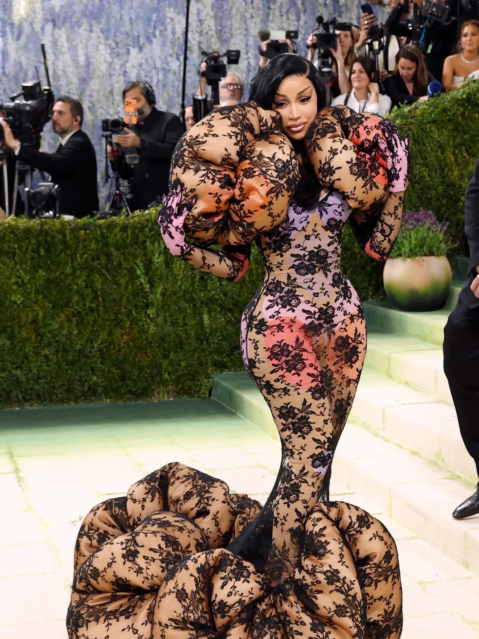 Hinh anh Đâu là “tác phẩm nghệ thuật sống” chiếm trọn tâm điểm Met Gala năm nay? 5