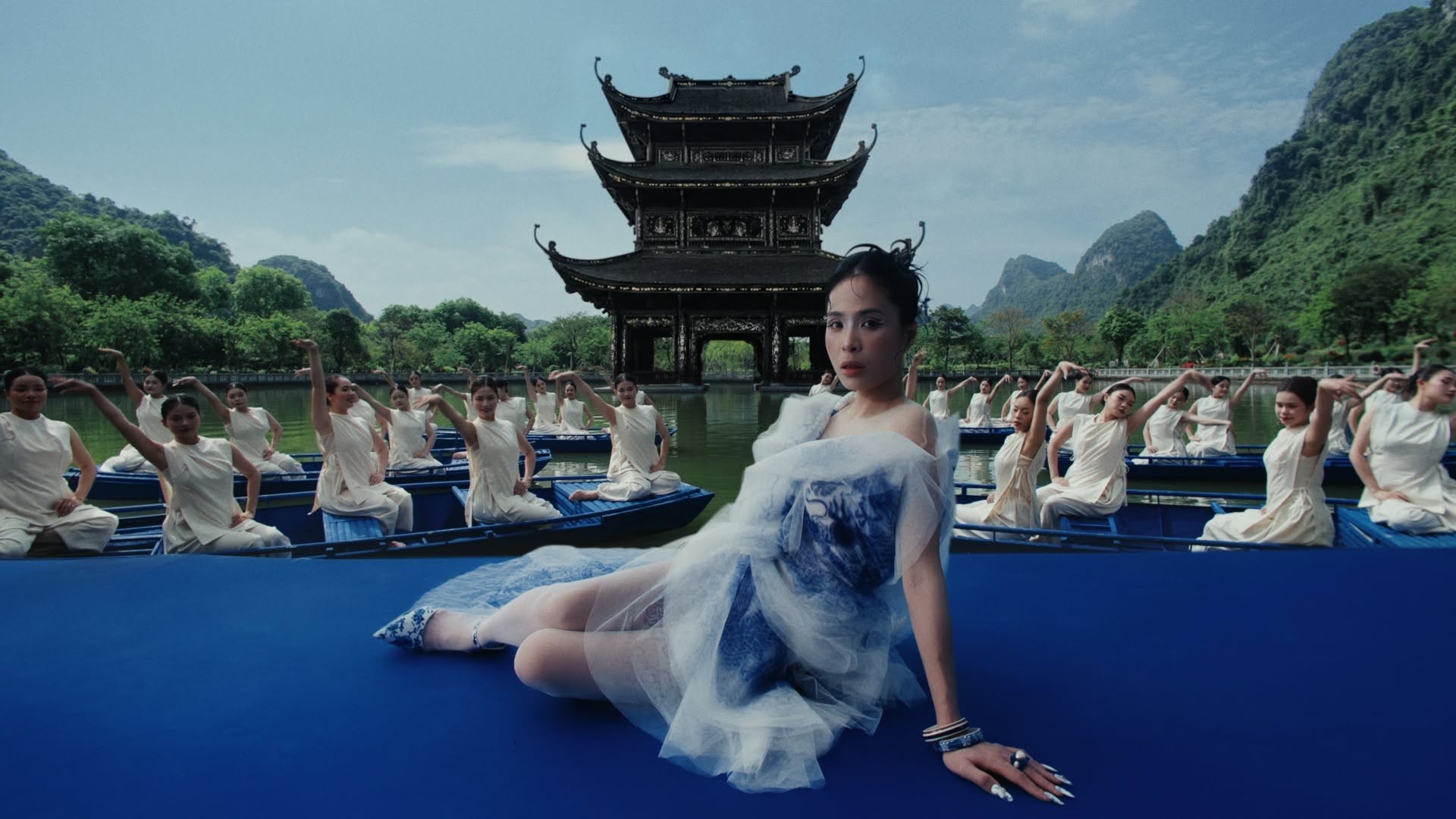 Hinh anh “Đời mang đến bão giông ngập tràn/ Mà em đâu dễ gì lụi tàn/ Vẫn sắt son chờ đợi một người xứng đáng/ Vẫn thắm tươi dẫu hoa em chẳng cần gác tía mâm son lầu vàng”. 3