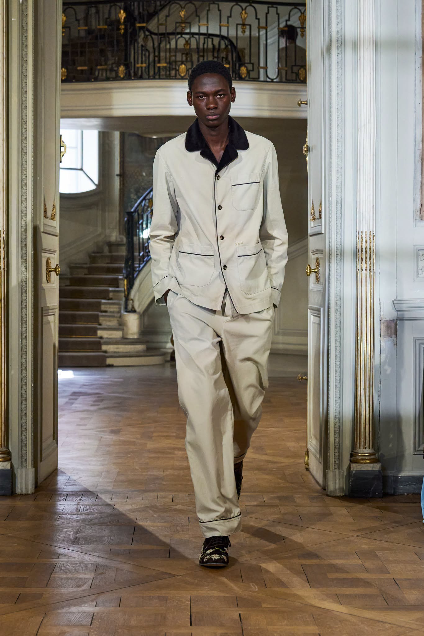 Hinh anh Dior Men's Spring/Summer 2027: Cuộc nổi loạn trong khuôn phép của những quý ông thế hệ mới   36