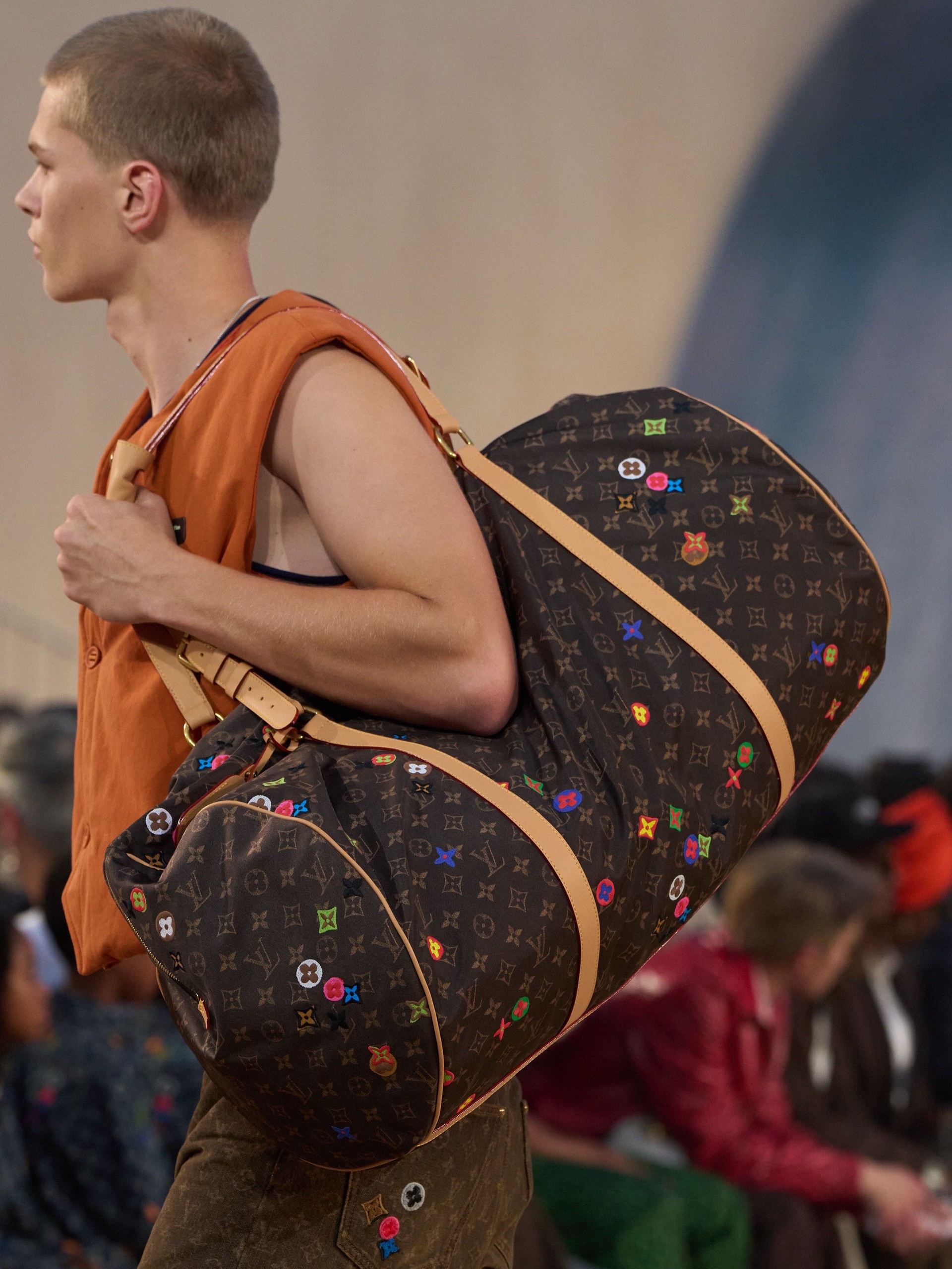 Hinh anh Louis Vuitton Menswear SS27: Lời mời gọi từ đại dương dưới ánh trăng Paris 26