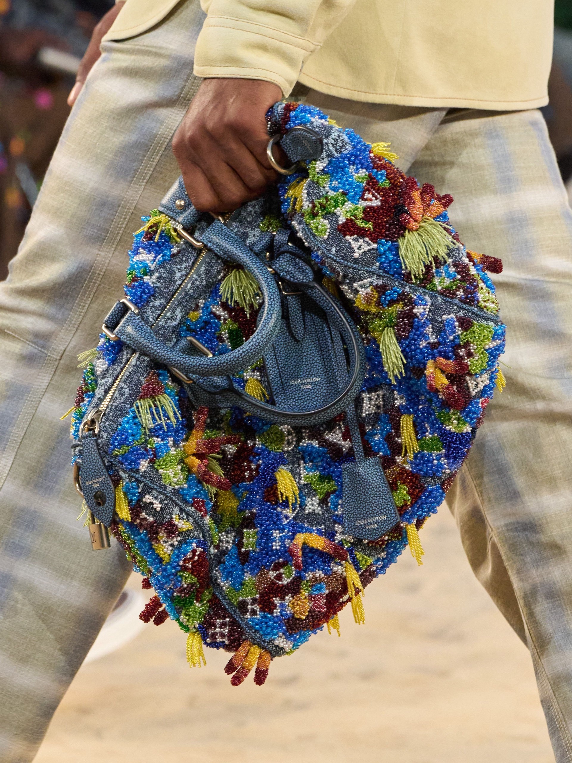 Hinh anh Louis Vuitton Menswear SS27: Lời mời gọi từ đại dương dưới ánh trăng Paris 21