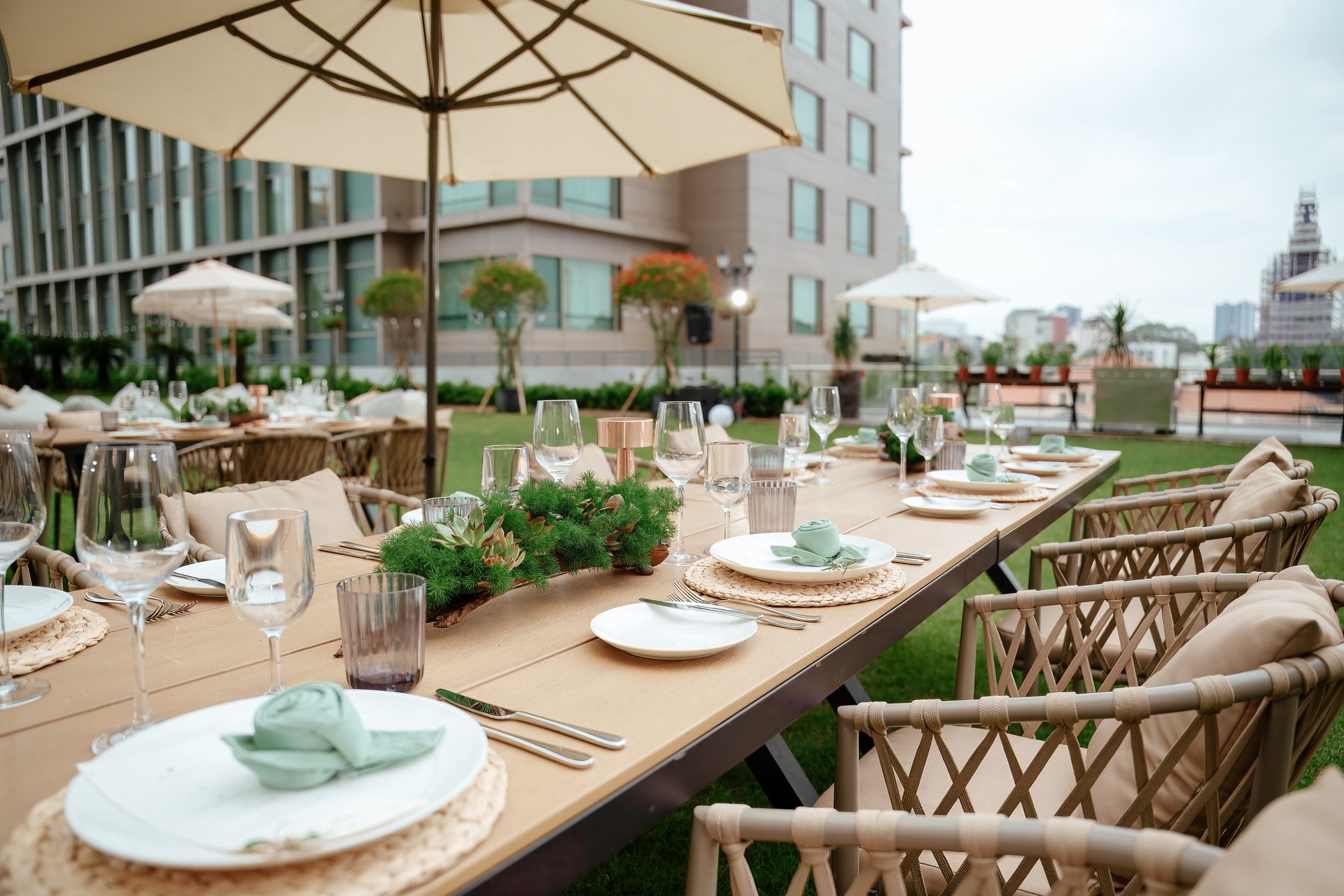 Hinh anh Tâm điểm của Garden Party chính là bàn tiệc dài, nơi ranh giới giữa những người tham gia được xóa nhòa qua từng món ăn sẻ chia và những câu chuyện chân thành. 5
