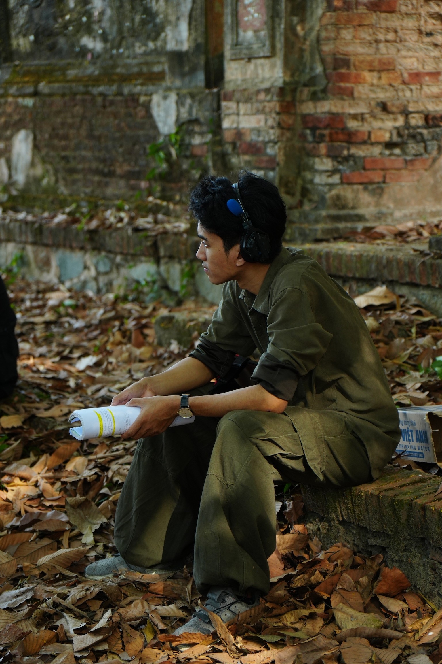 Hinh anh Tôi từ chối những khung hình nào quá đẹp, quá chỉn chu. Ở phim này, tôi cần hình ảnh thô mộc, kém hoàn hảo để đảm bảo đặc tính của phim found footage. Chúng tôi cố ý làm hình ảnh chao đảo nhưng trong tầm kiểm soát, tránh làm khán giả chóng mặt, khó chịu. 2