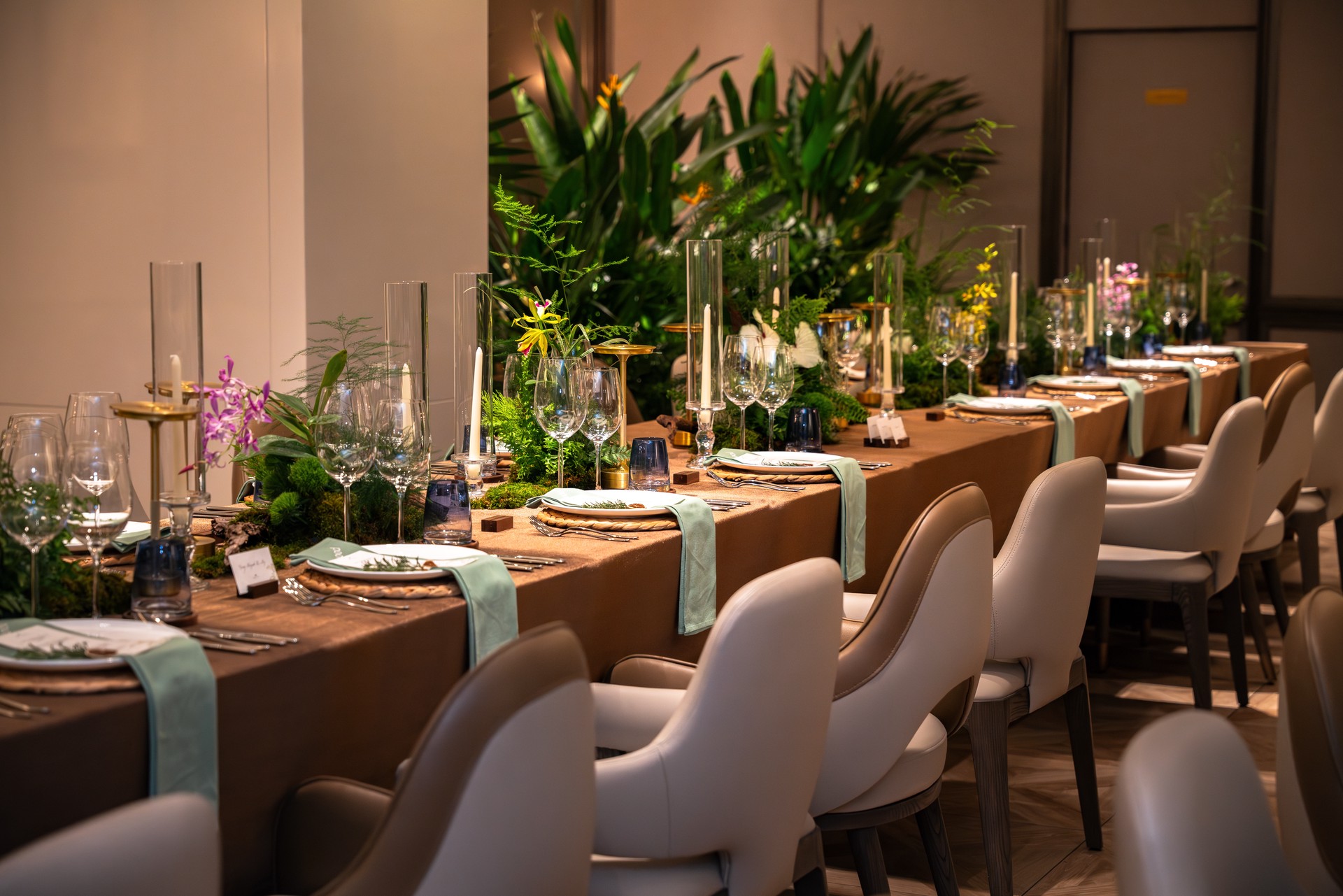 Hinh anh Tâm điểm của Garden Party chính là bàn tiệc dài, nơi ranh giới giữa những người tham gia được xóa nhòa qua từng món ăn sẻ chia và những câu chuyện chân thành. 1