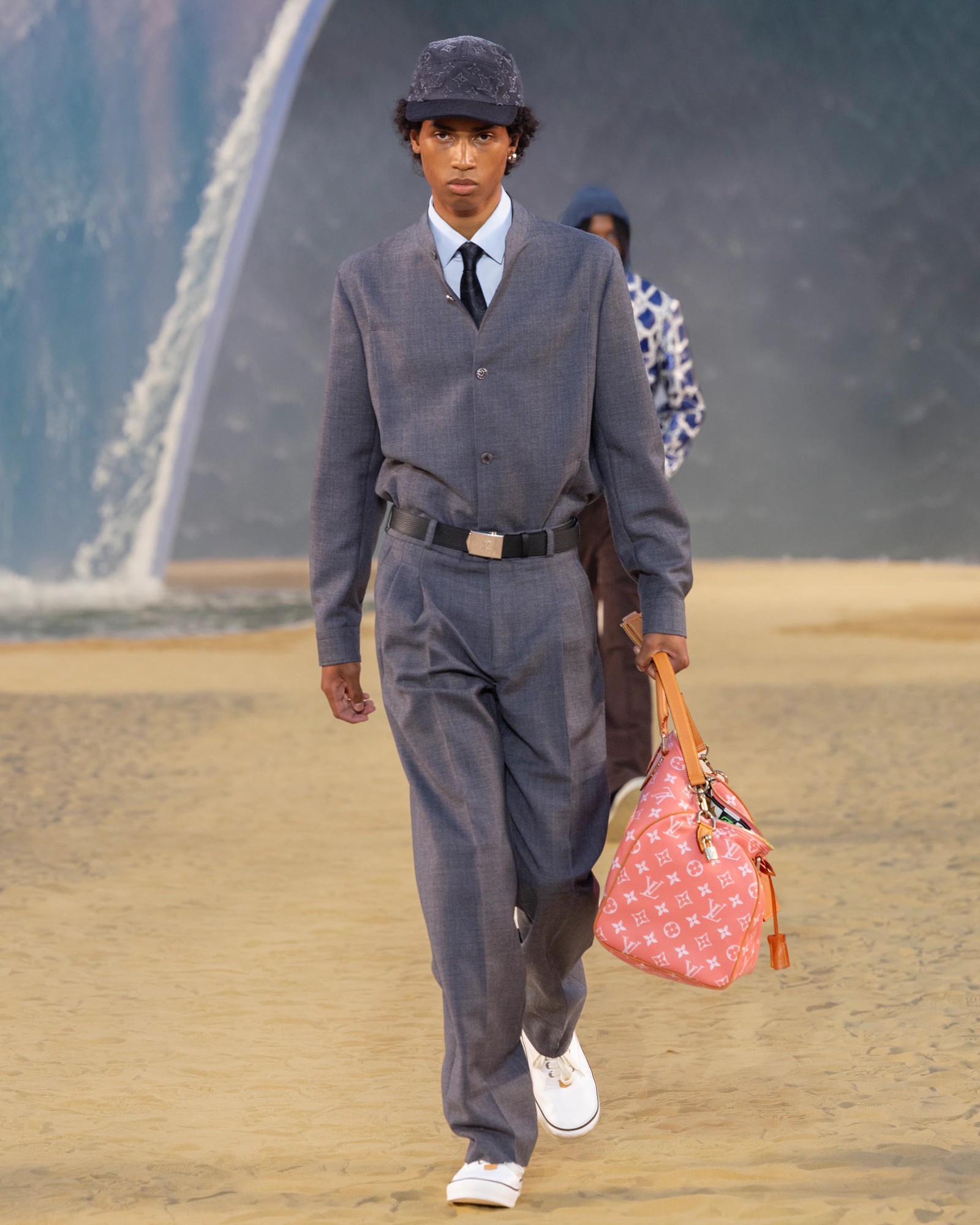 Hinh anh Louis Vuitton Menswear SS27: Lời mời gọi từ đại dương dưới ánh trăng Paris 2