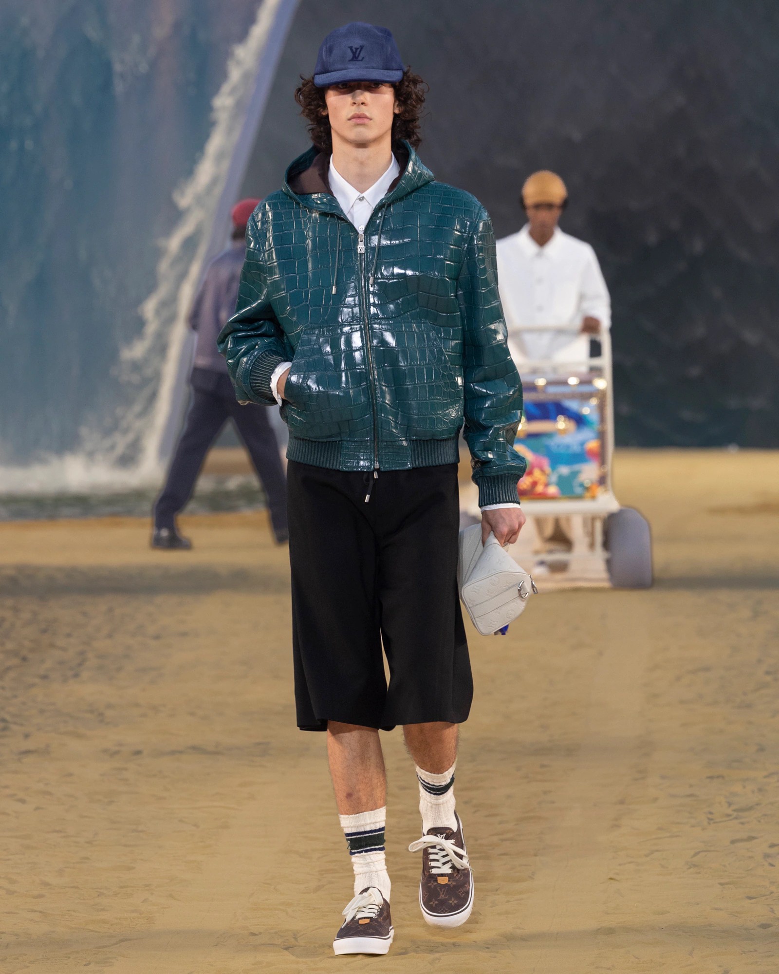 Hinh anh Louis Vuitton Menswear SS27: Lời mời gọi từ đại dương dưới ánh trăng Paris 20