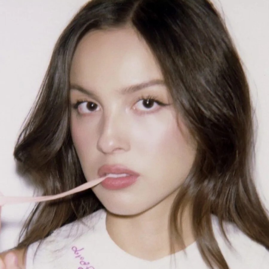 Hinh anh ‘you seem pretty sad for a girl so in love’ và hai mặt tình yêu của Olivia Rodrigo 7