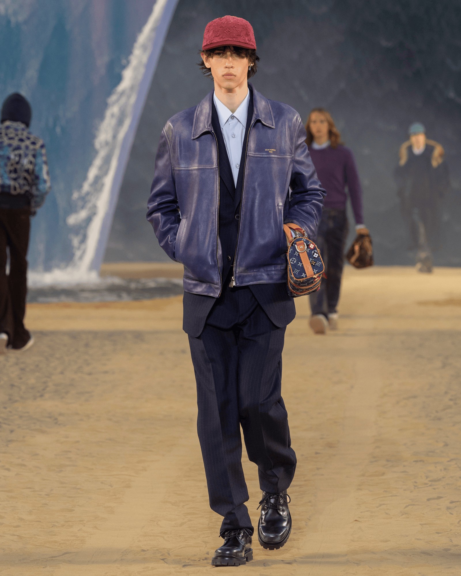 Hinh anh Louis Vuitton Menswear SS27: Lời mời gọi từ đại dương dưới ánh trăng Paris 5